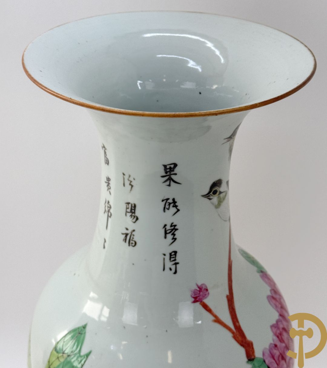 Paar Chinese porseleinen vazen met bloemen- en vogeldecor, achteraan getekend