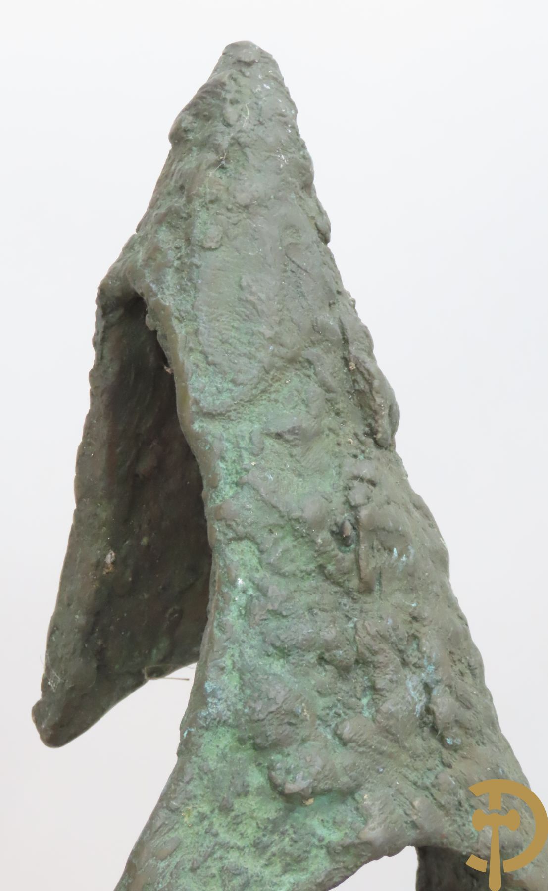 LAMPENS Mark getekend op arduinene sokkel - Kegelvormige bronssculptuur met grillig rolwerk