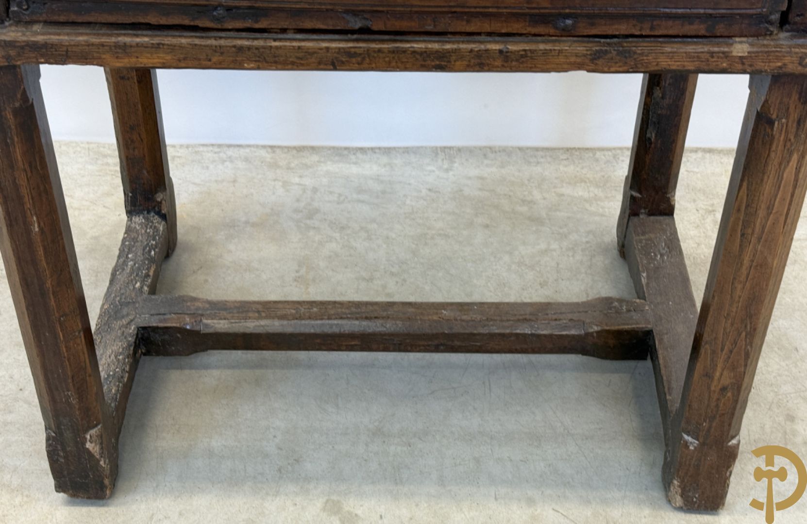 Massief eiken landelijke bijzettafel met lade en smeedijzeren trekker op verjongende poten