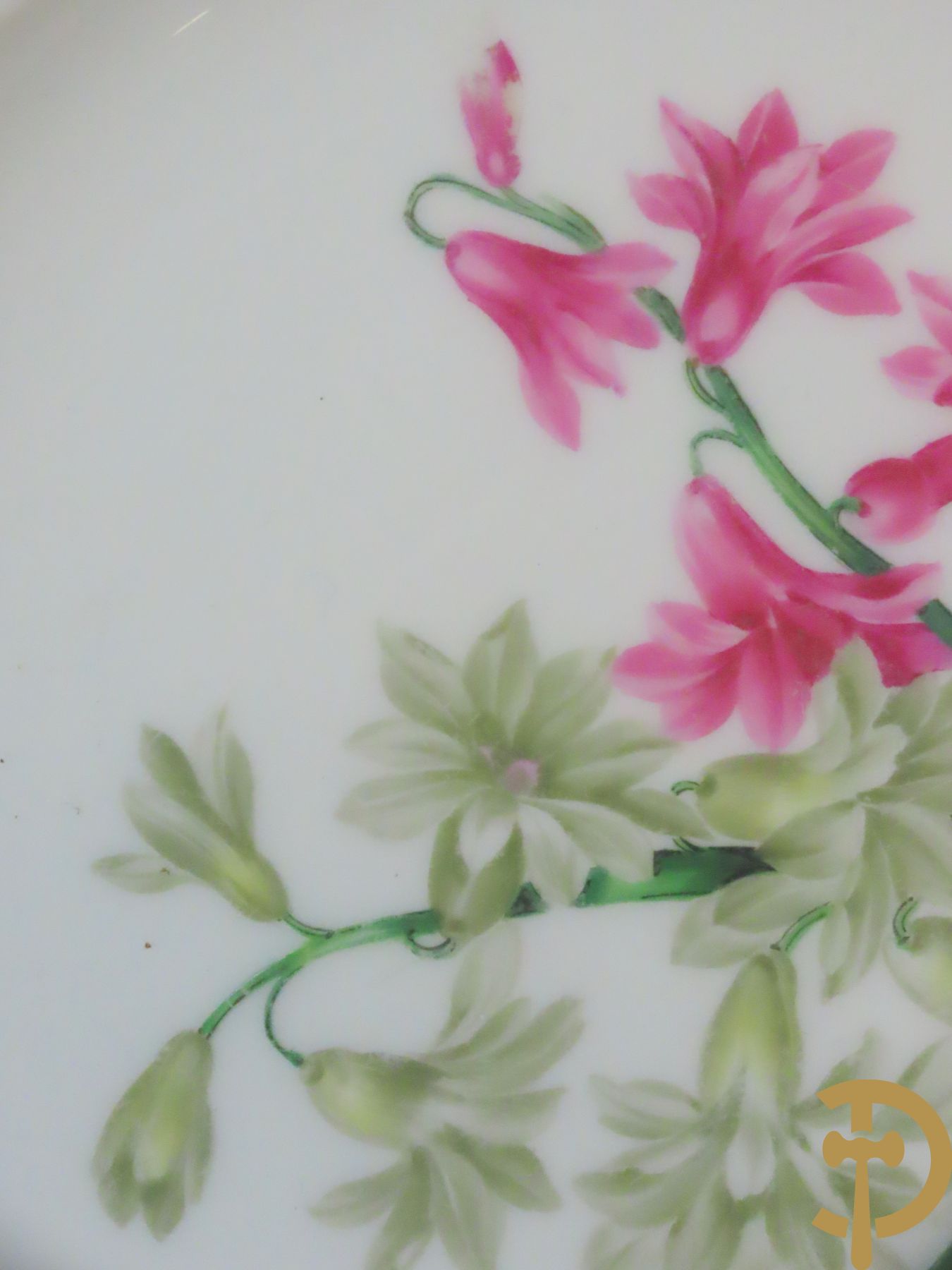 Zes porseleinen borden onder gemerkt met zwaarden / Meissen : 1 bord met stadstafereel, 1 verlucht bord met drakendecor, 1 bord met vogeldecor, 1 met bloemen en 2 met bloemendecor omgeven door vergulde rand