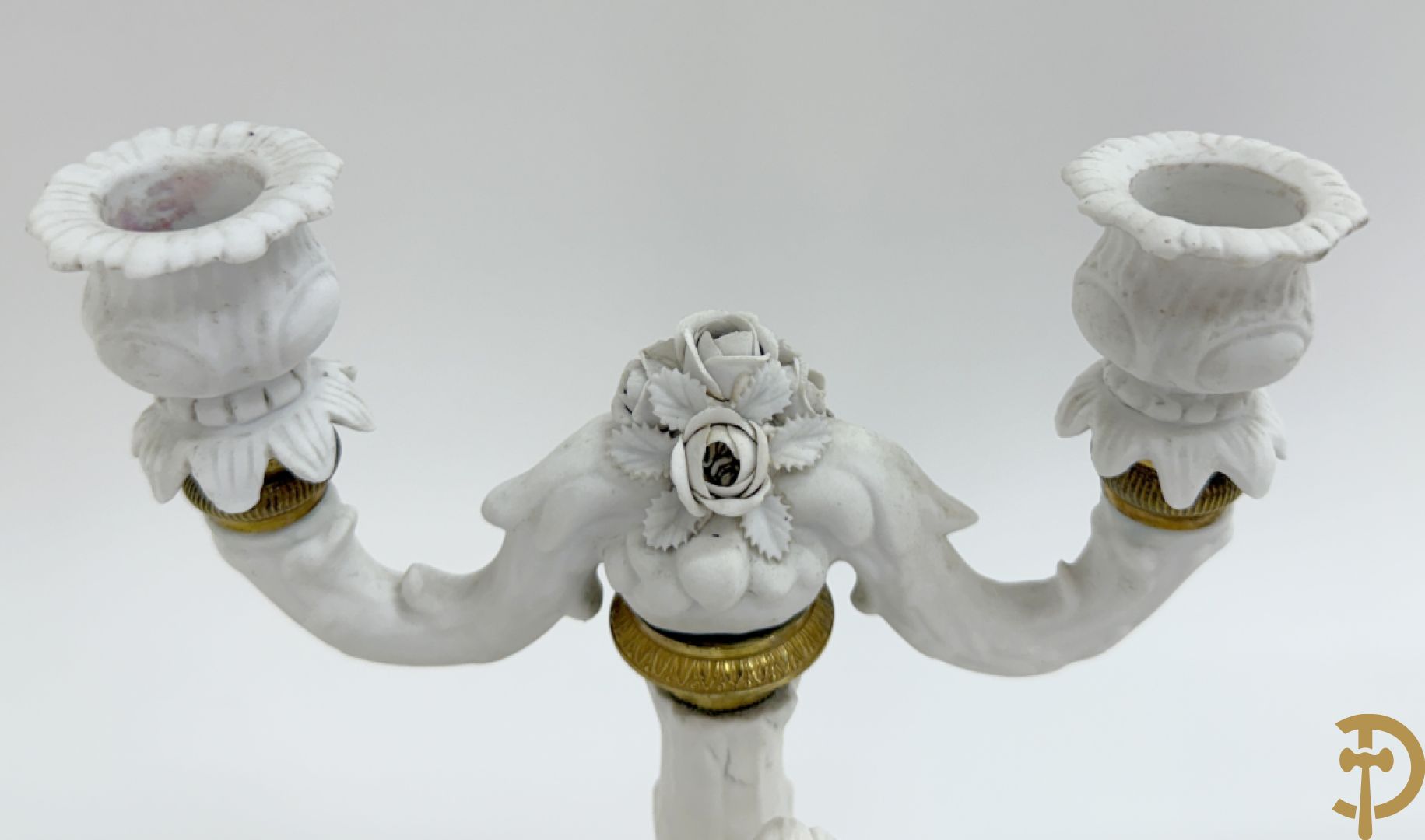 Paar biscuit kandelaars met cupido