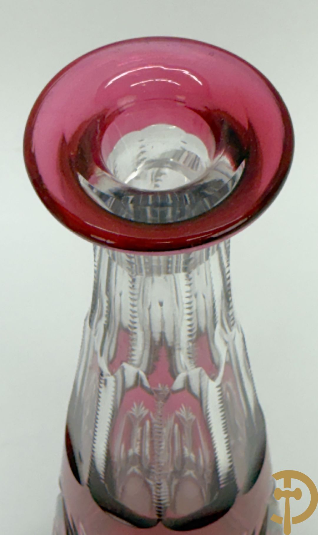 Paarse en rood gekleurde kristallen karaf Val-Saint-Lambert + 2 Boheemse karaffen + verzilverde decanteur met Louis XV motieven
