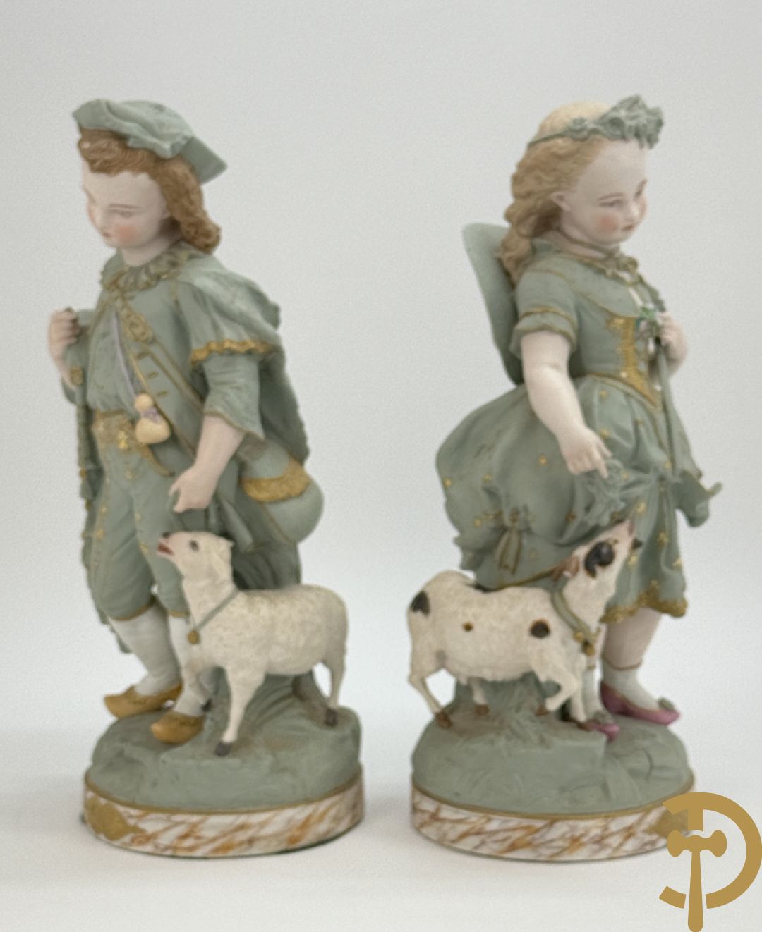 Paar grote Franse gekleurde biscuits van meisje en 
 jongen met schaap en geit