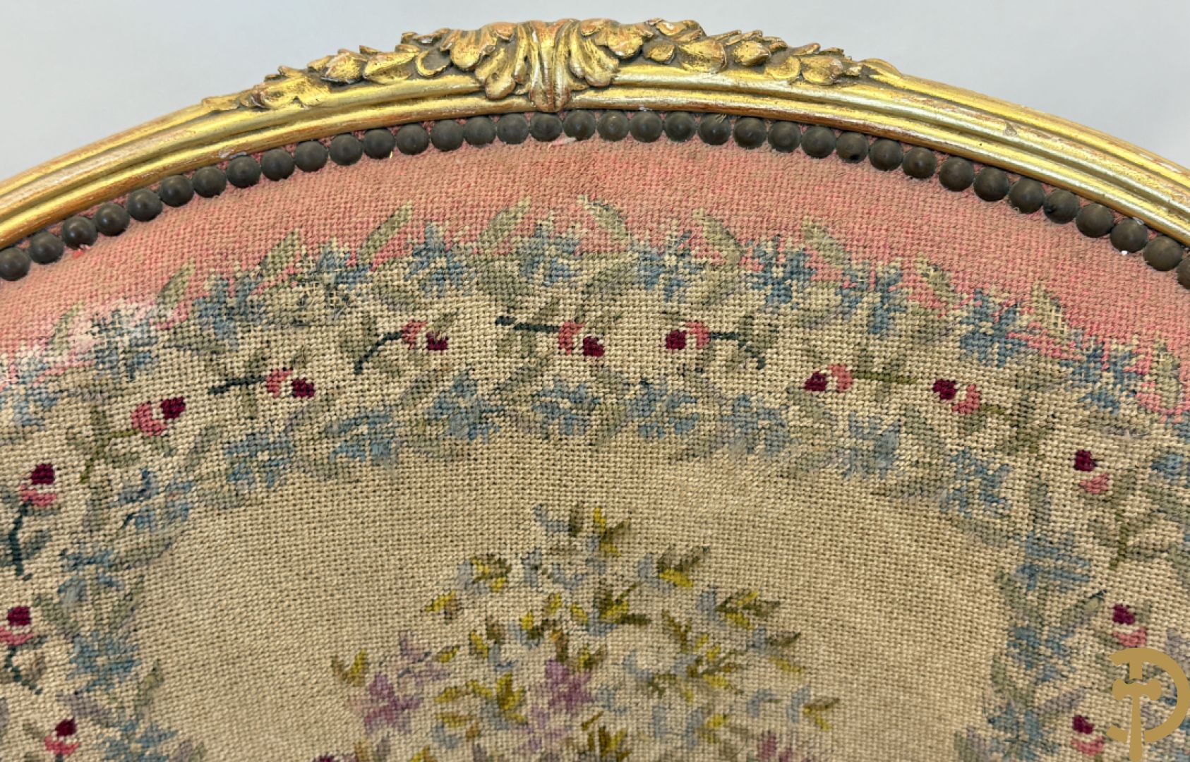 Vergulde Louis XVI chaise longue bezet met petit points met bloemendecor