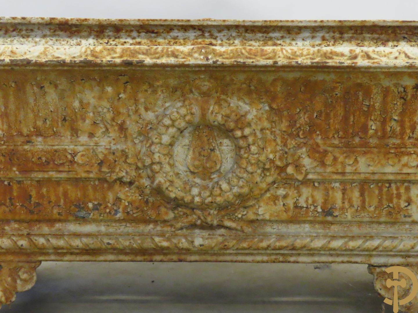 Gietijzeren jardinière met accanthusranken en sierkrans