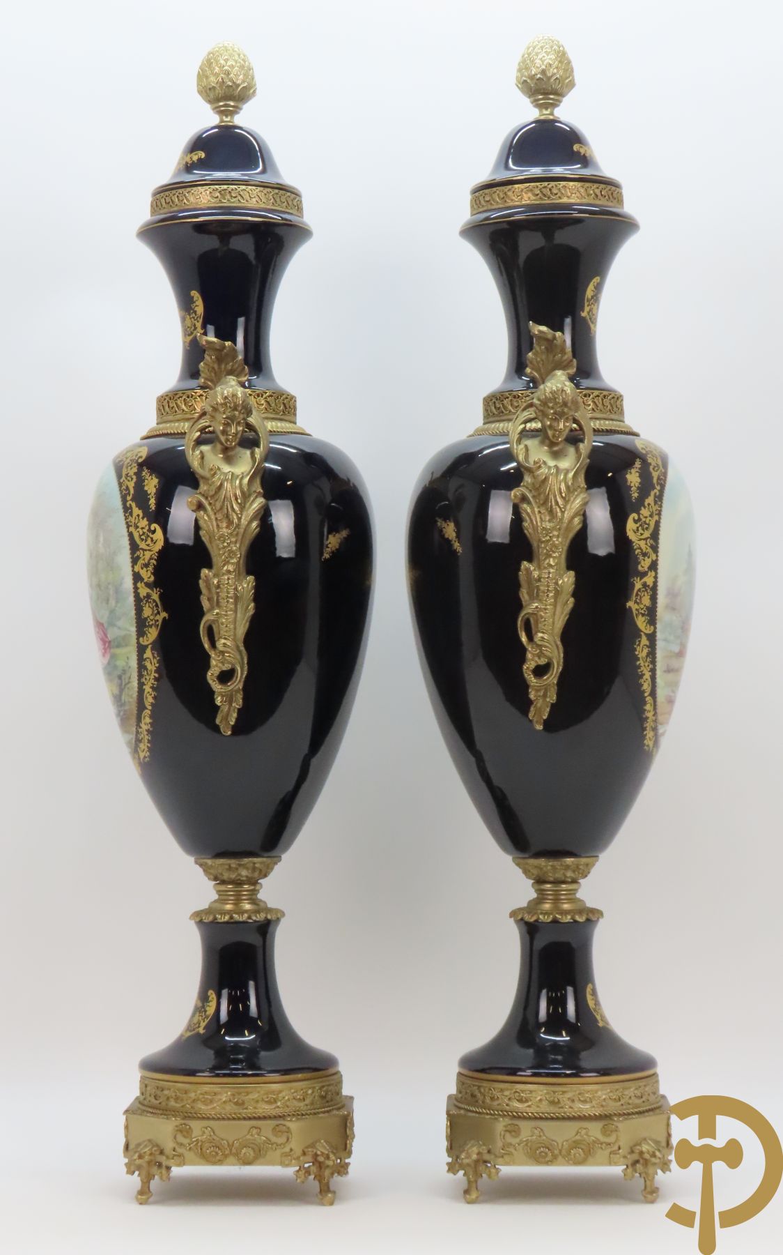 Paar Sèvres stijlvazen met geanimeerd romantisch decor, zijdelings bezet met bronzen medusahoofden, Rouly getekend