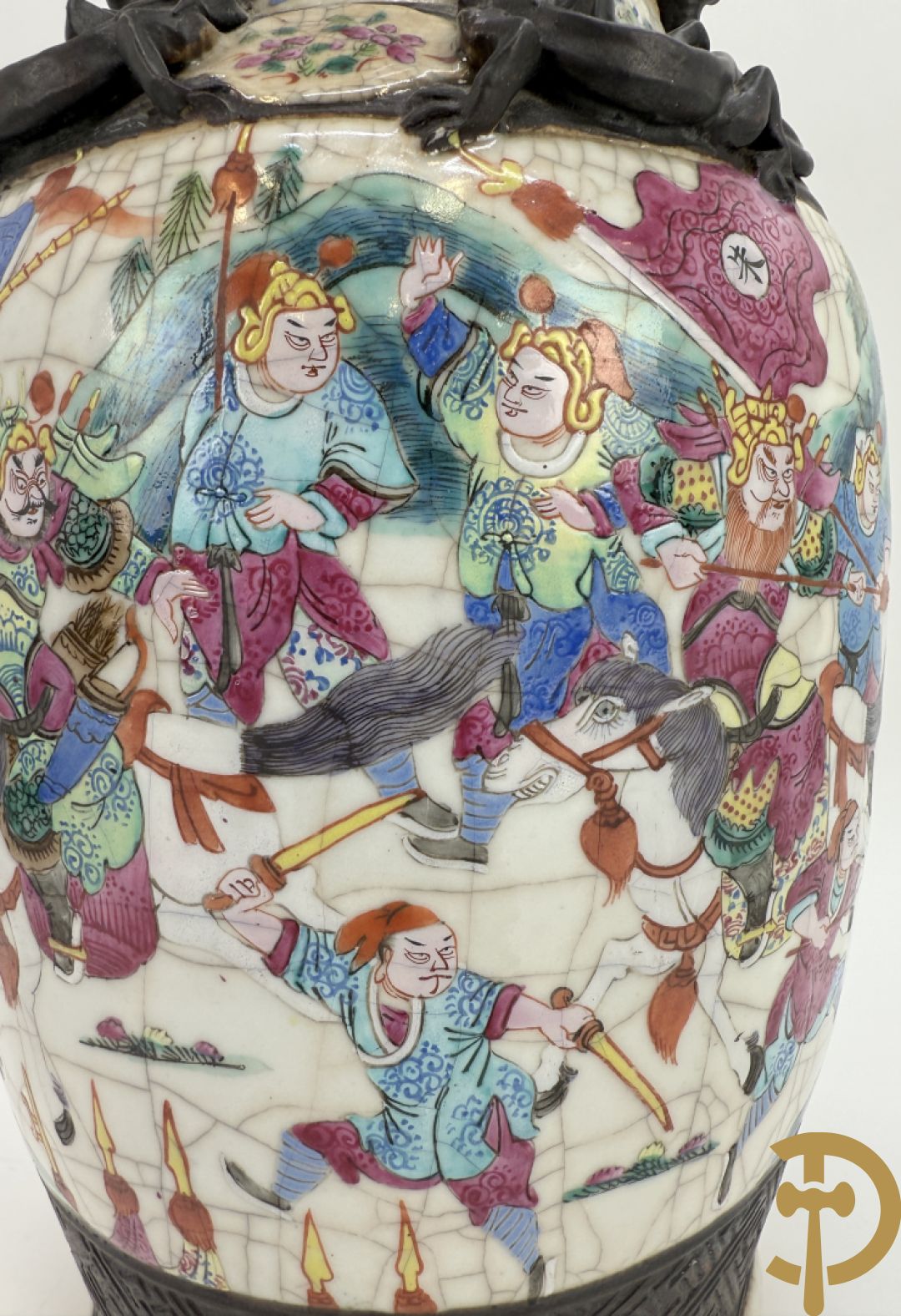 Paar Nankin vazen met dansende figuren en krijgertaferelen op houten sokkels