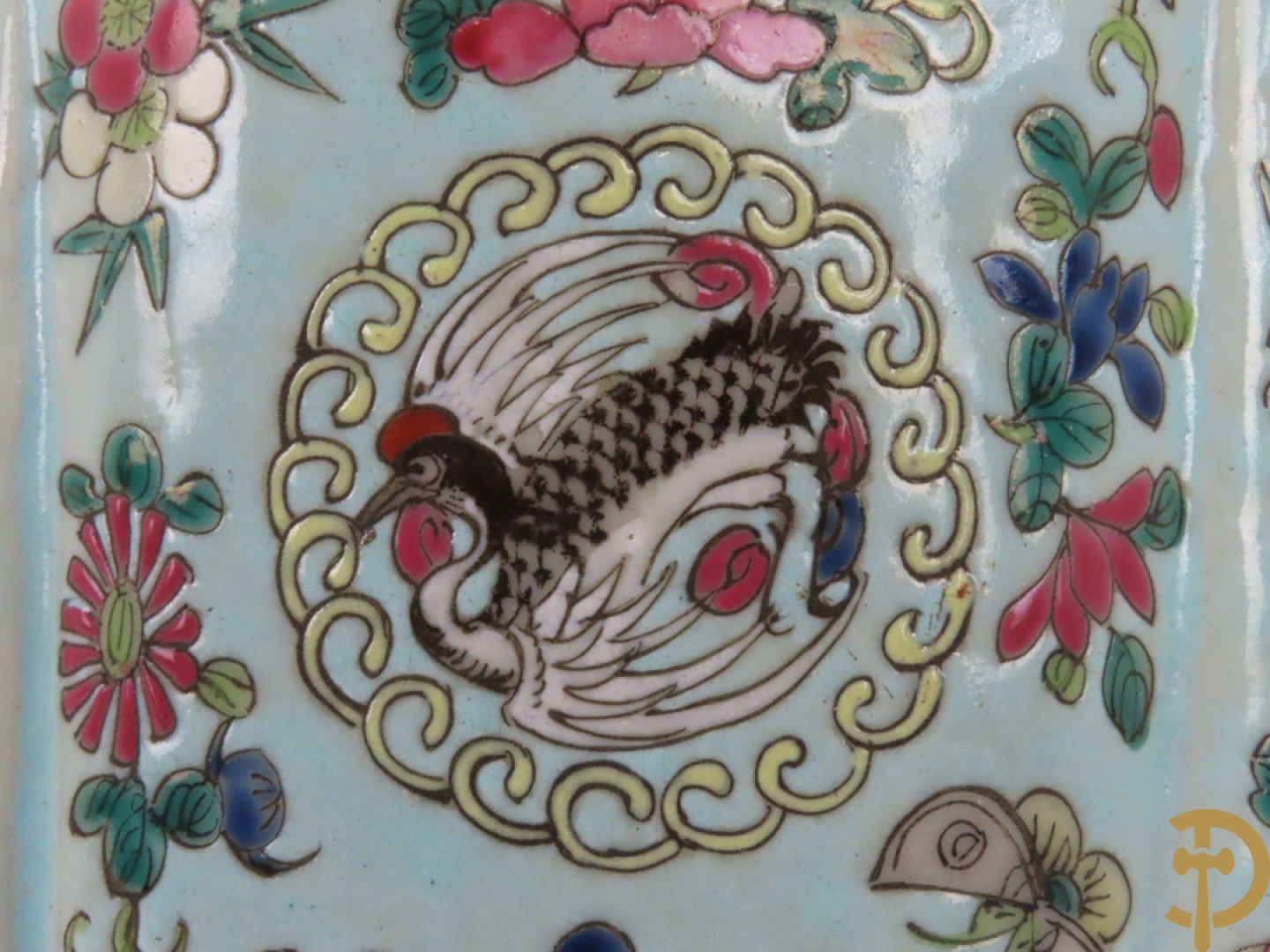 Chinese porseleinen wijsgeer dragende een kind