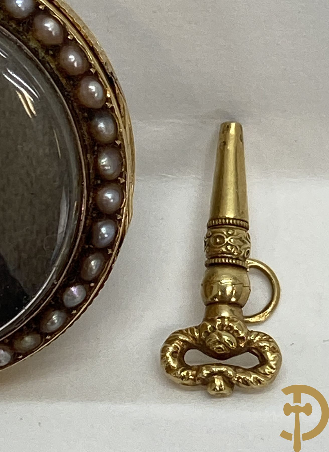 Massief gouden zakhorloge met miniatuur van edelheer aan achterzijde