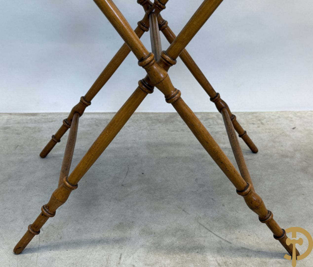 Engelse butlertray met rechthoekige plateau en Engelse butlertray met ovale plateau