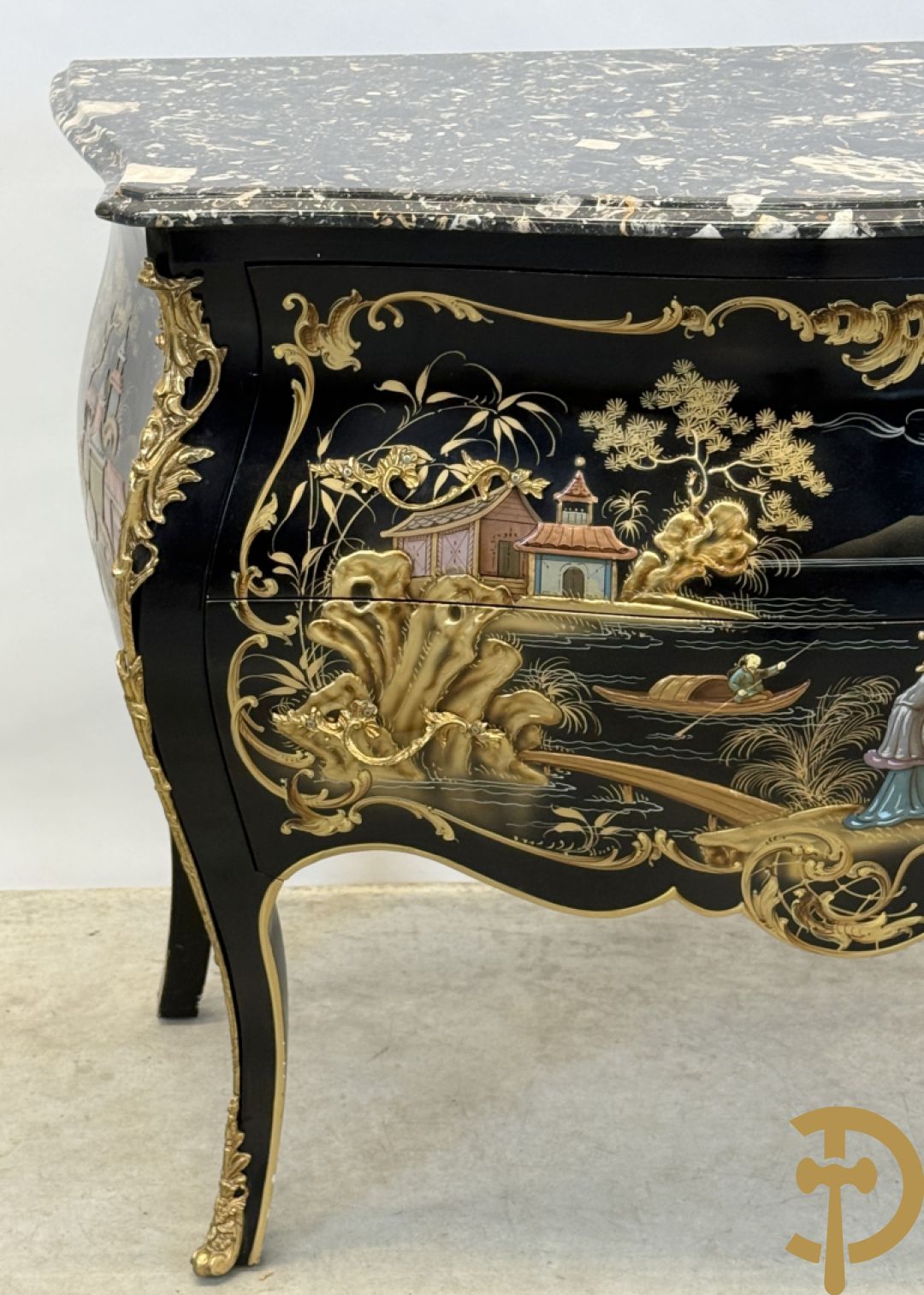 Zwartgelakte gebuikte tweeladencommode met Chinoiserie decor en marmeren blad