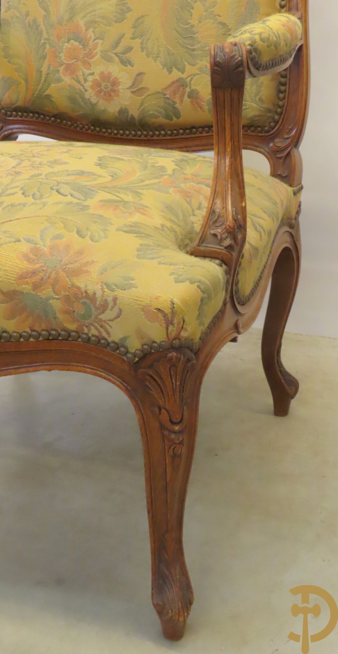 Paar Louis XV armzetels met rocailles, voluutvormige poten en armleuningen