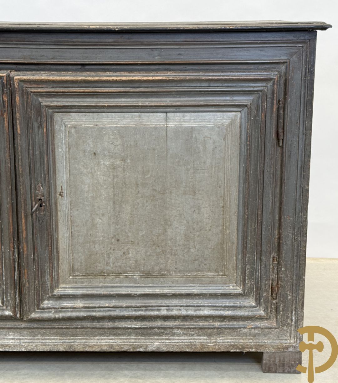 Gepatineerde tweedeursdresse met afgestoken panelen