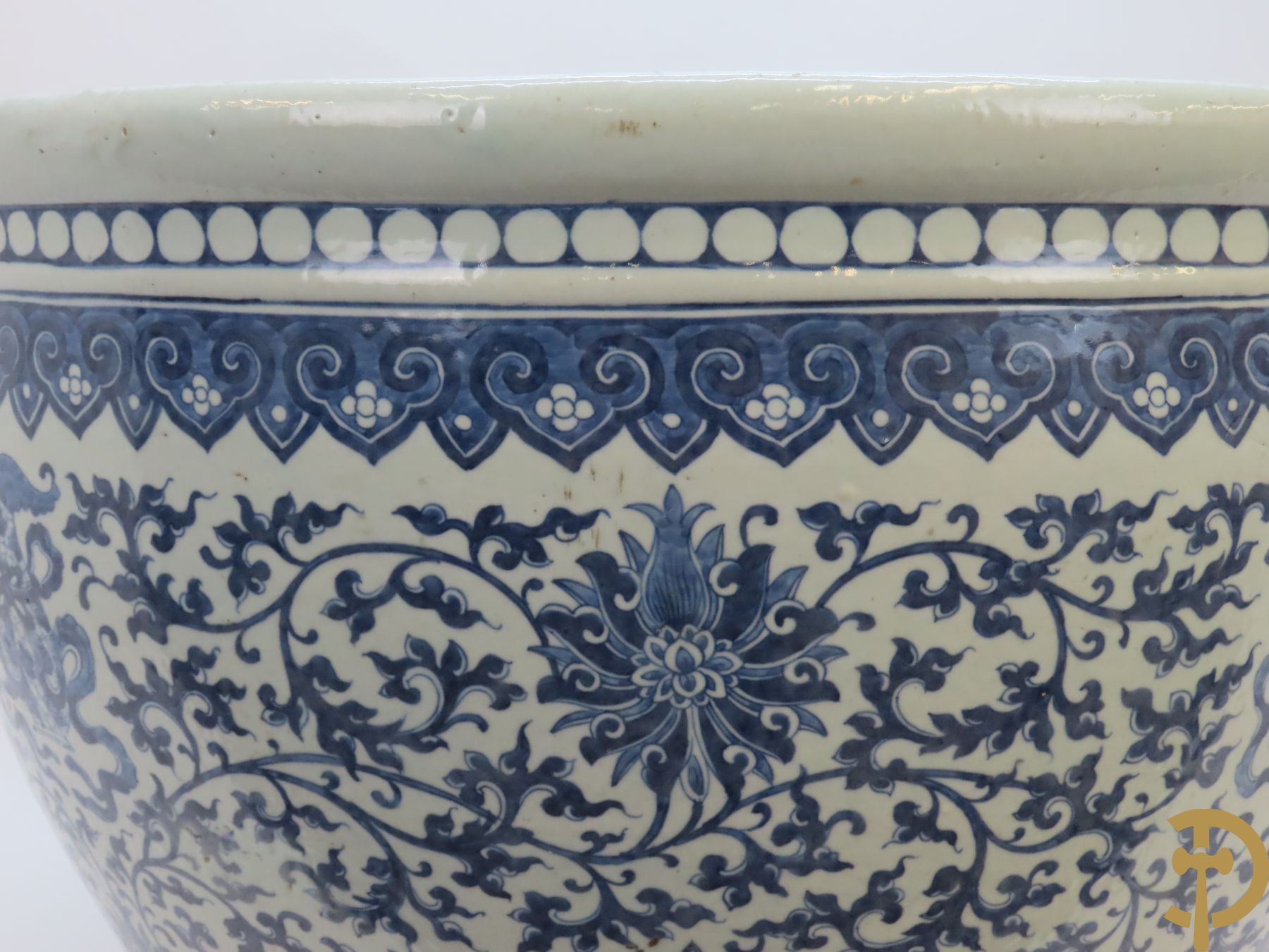 Chinese porseleinen blauw - witte viskom of grote cachepot met lotusslingers, Qian Long 19e