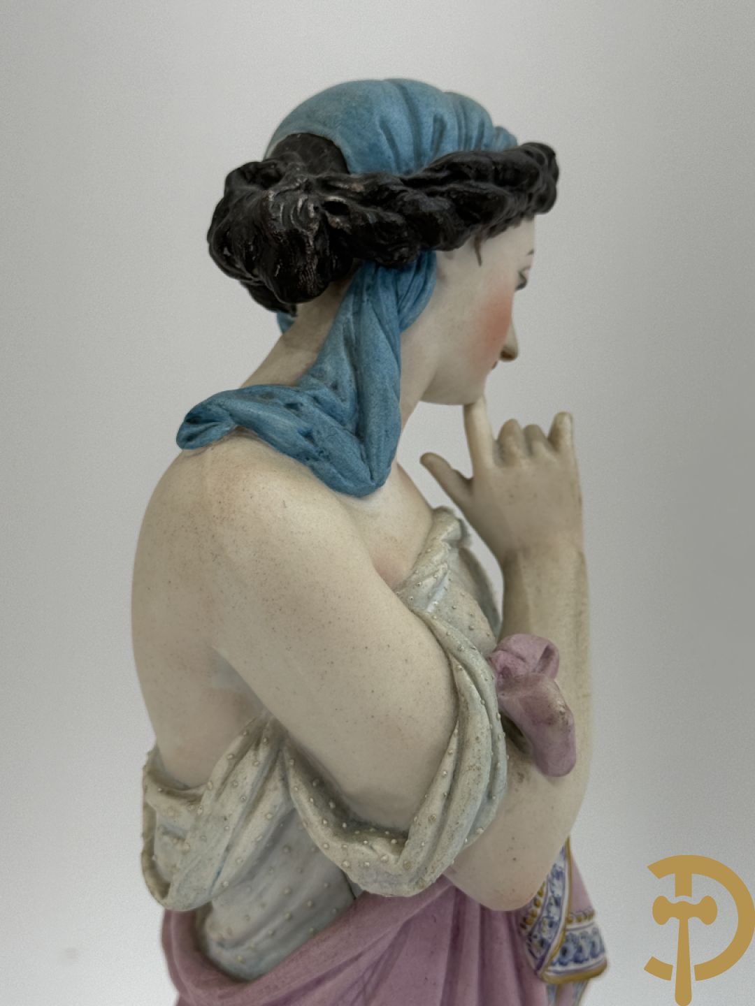 Paar Franse biscuits van elegante dame met hond en dame met bloemen op schouder