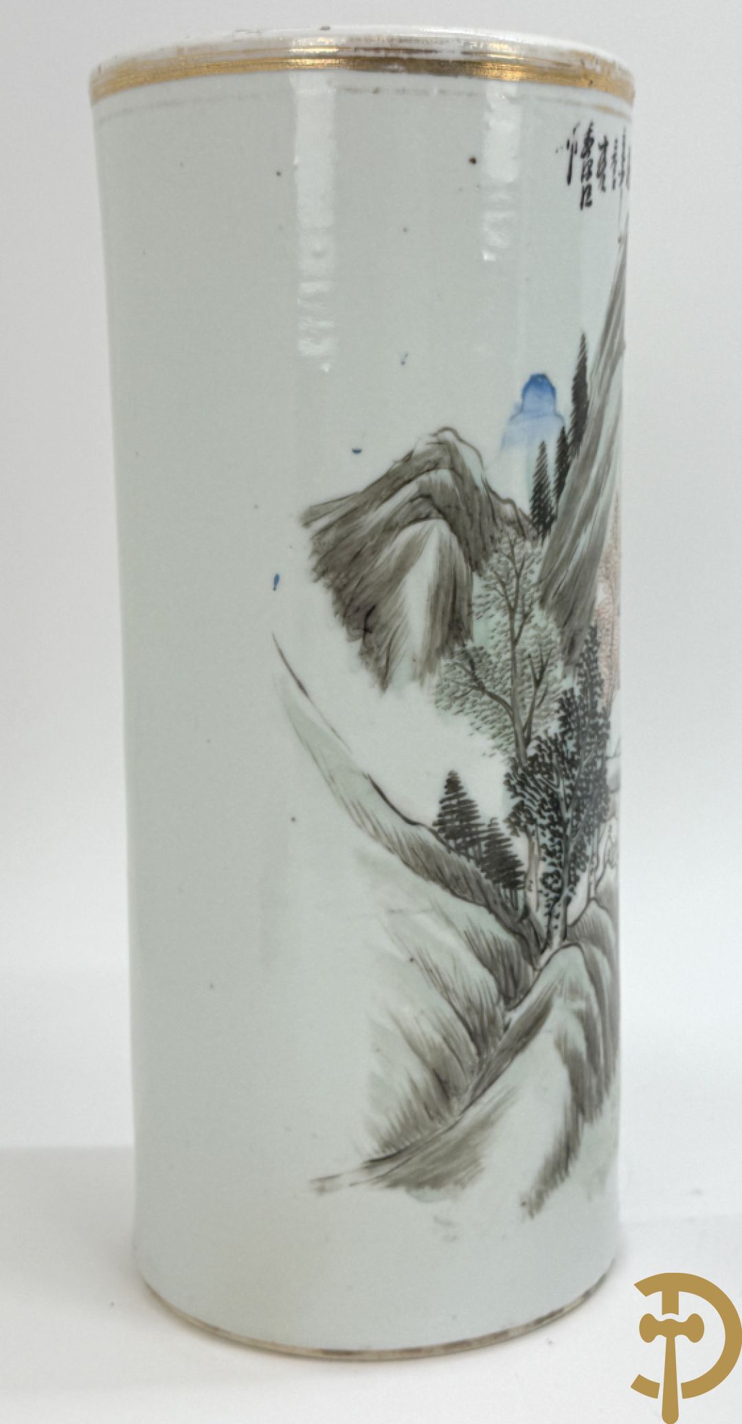 Paar Chinese porseleinen rolvaasjes met landschapsdecor