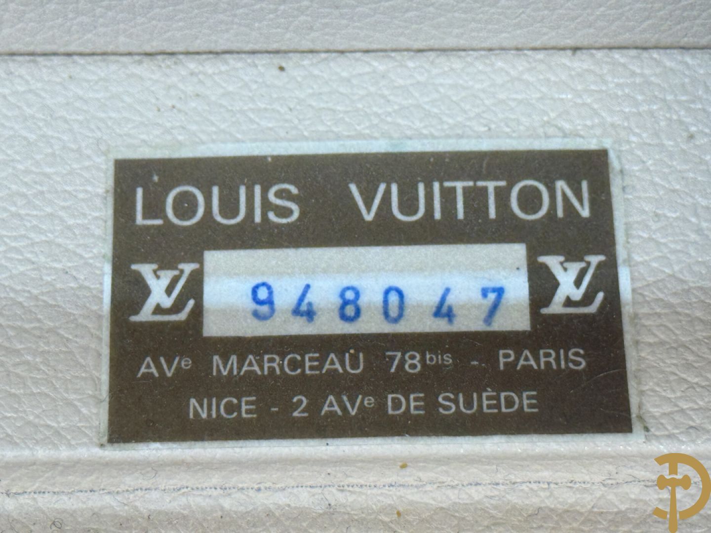 Louis Vuitton beauty case met verschillende vakjes en genummerd 948947