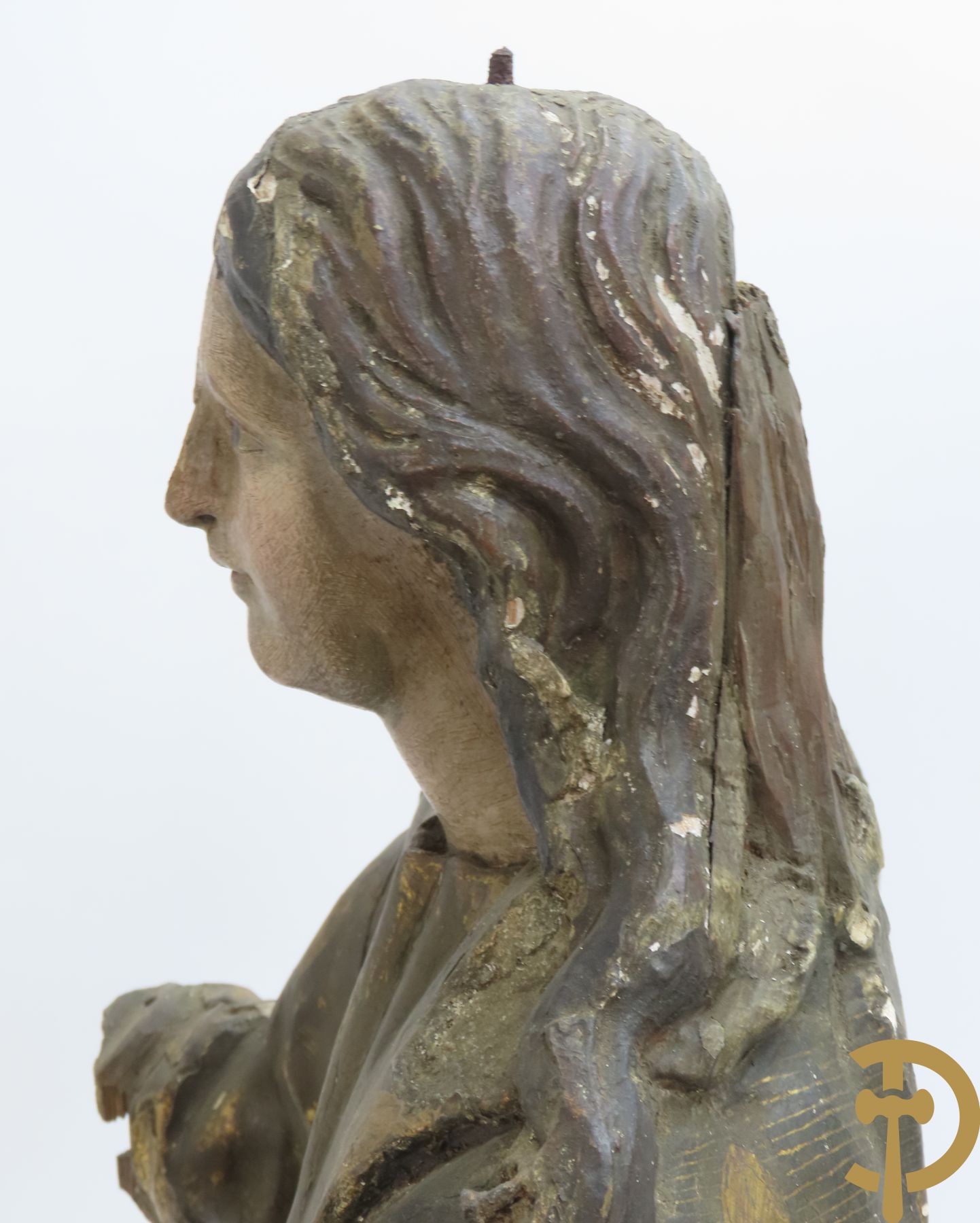 Verweerde gepolychromeerde houtsculptuur van Madonna in gedrapeerd kleed met beschilderde bloemendecoratie, linker drapage met leder bewerkt