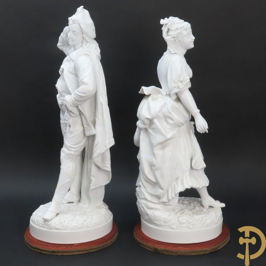 Paar grote witte biscuits van elegant koppel, onderaan gemerkt AM