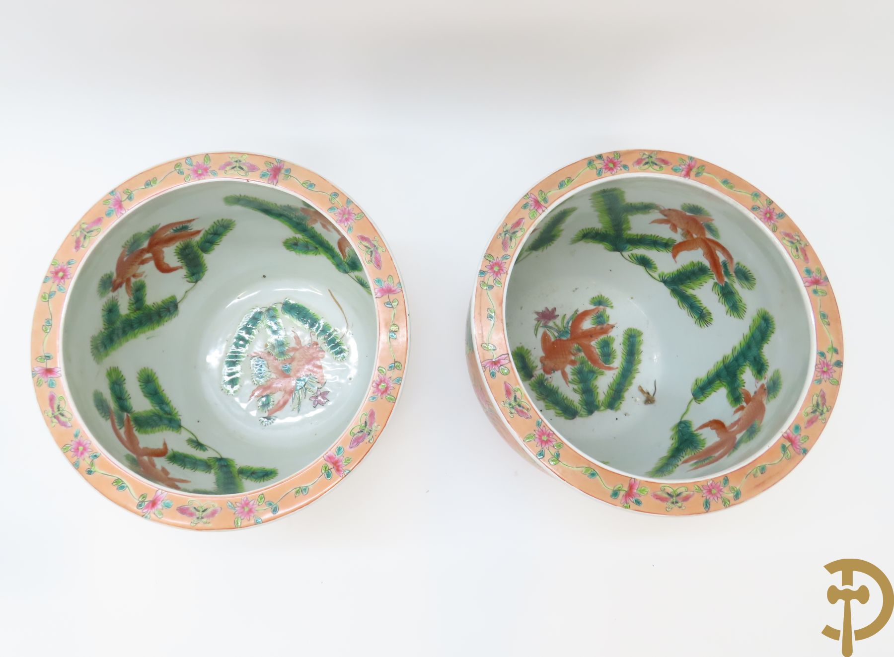 Paar Chinese porseleinen cachepots met bloemendecor en binnenin met visdecor