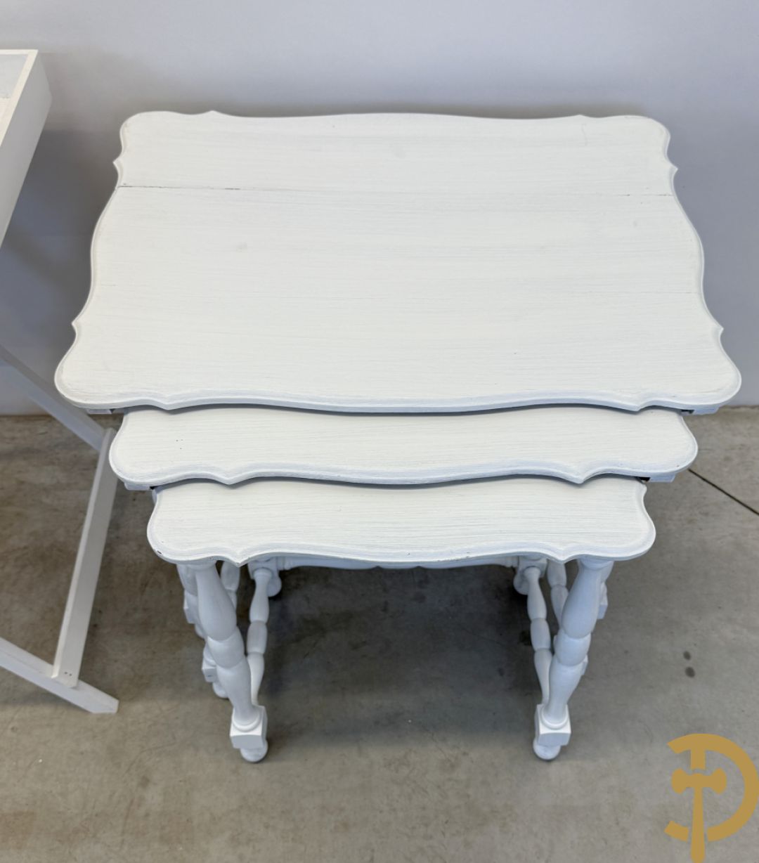 Drie ronde witgelakte bijzettafels op vierpikkel + 3 sets wit gelakte  inschuifbare cigognetafels + witgelakte butlertray