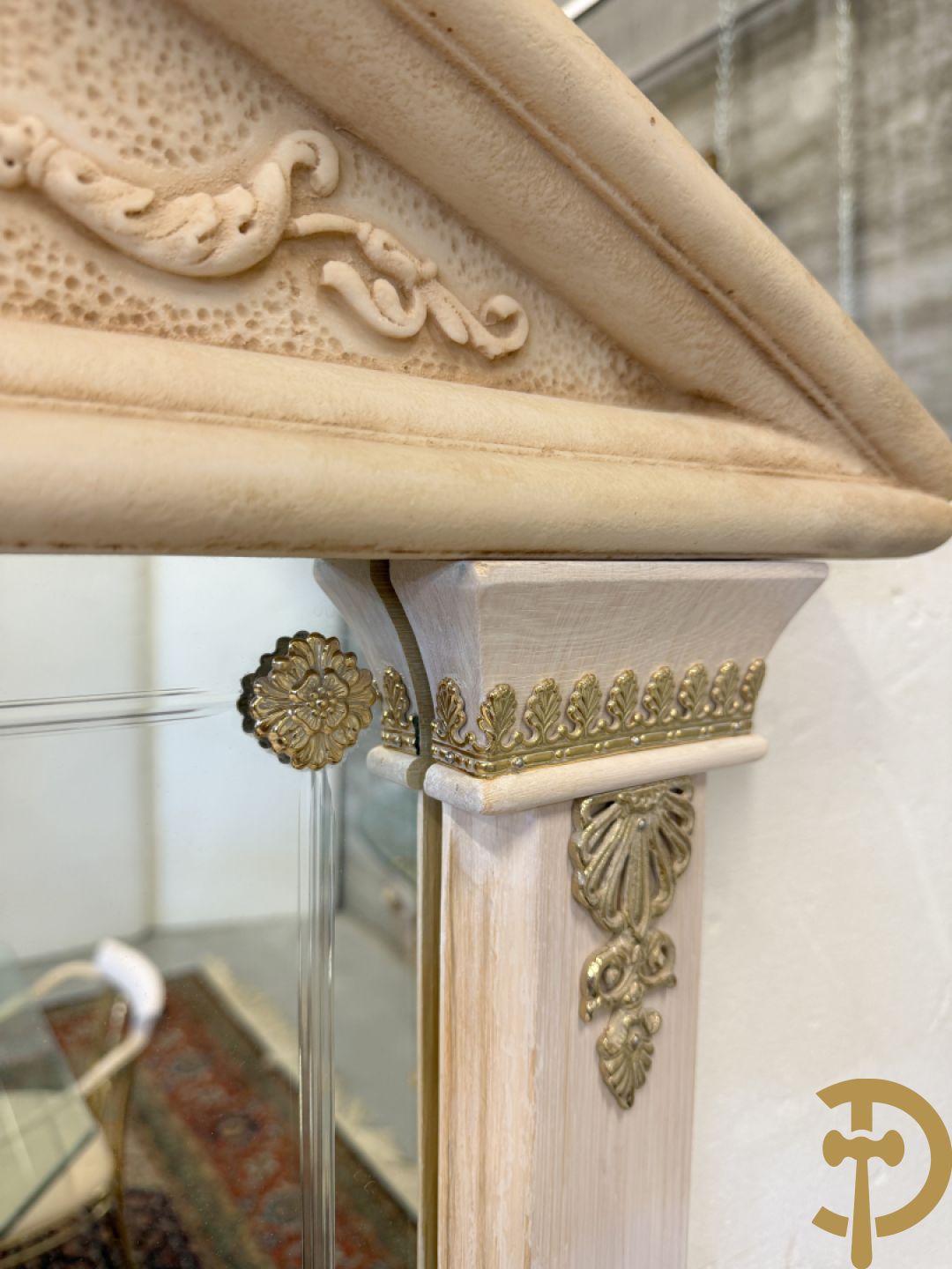 Uitzonderlijke eetkamer bestaande uit dressoir met 4 deuren en 2 lades op voluutvormig onderstel met rocailles opzij en boven met spiegel + bijhorende vitrine + console + spiegel + tafel op voluutvormig onderstel + 6 bijhorende armzetels met koperen frame - uniek ontwerp door de firma Vidal Grau Spaanse makelij, begin jaren 