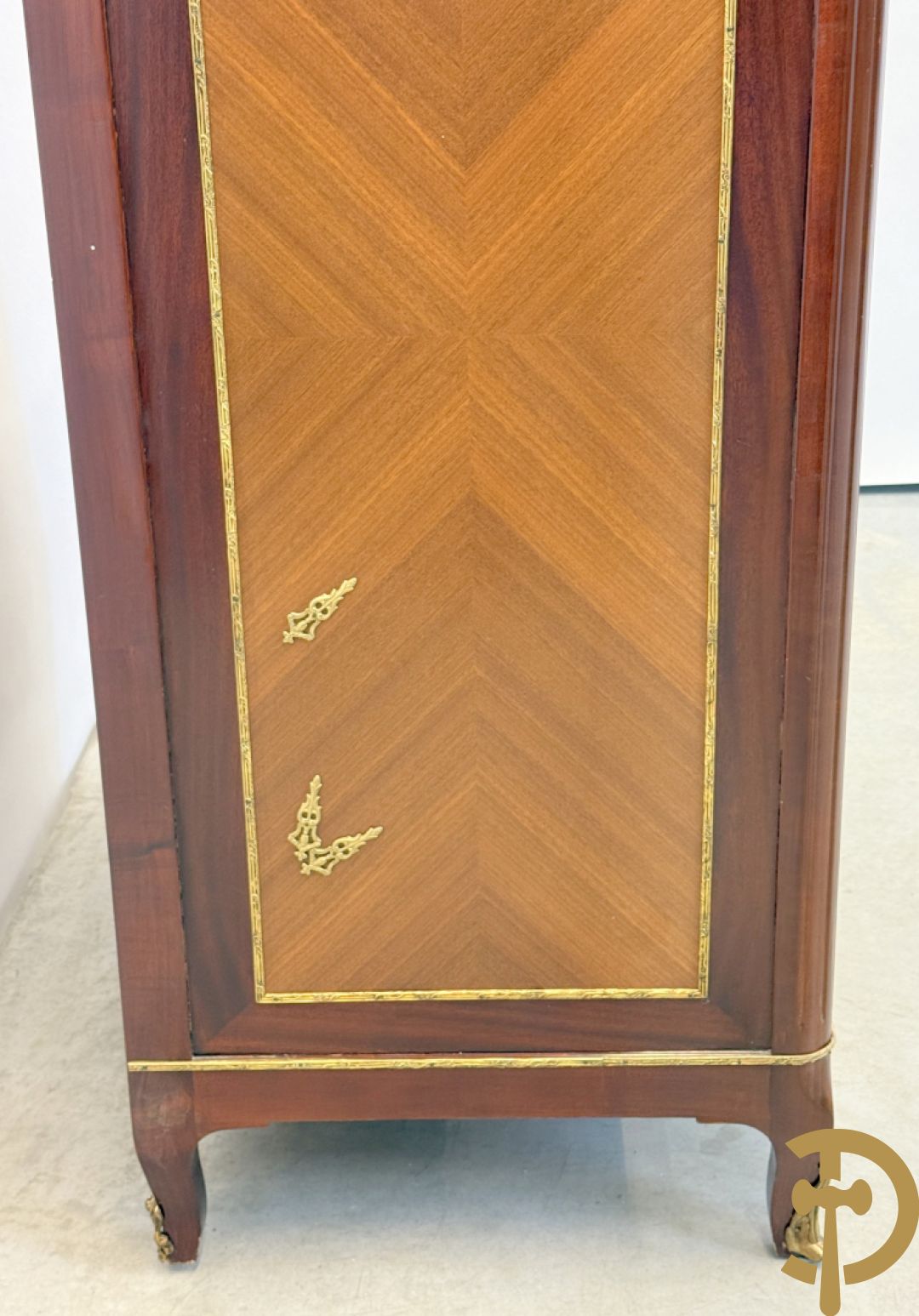 Notelaren tweedeurskast met bronsbeslag