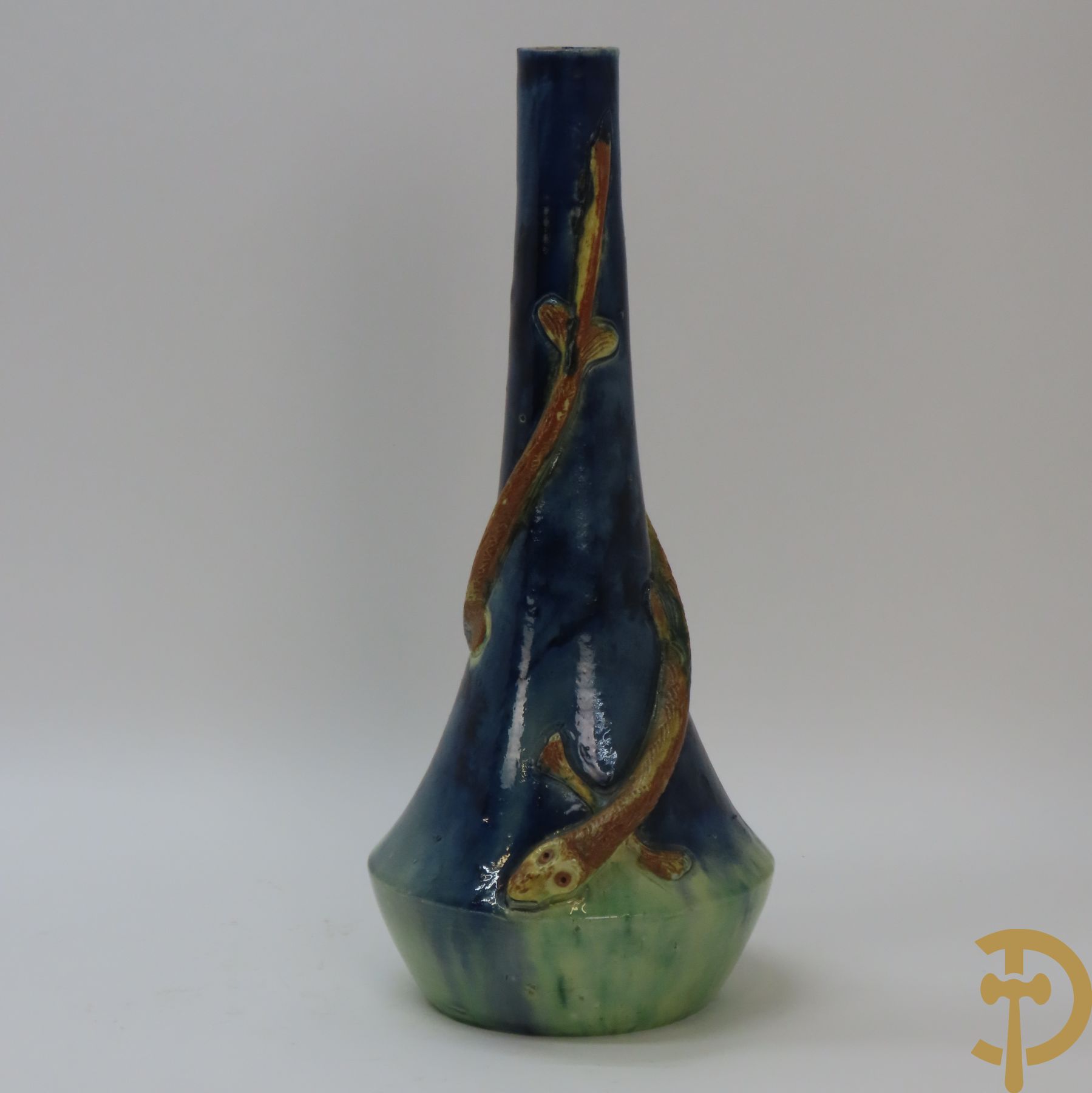Vlaams aardewerken flesvormige vaas met 2 vissen, onderaan gemerkt Den Uil