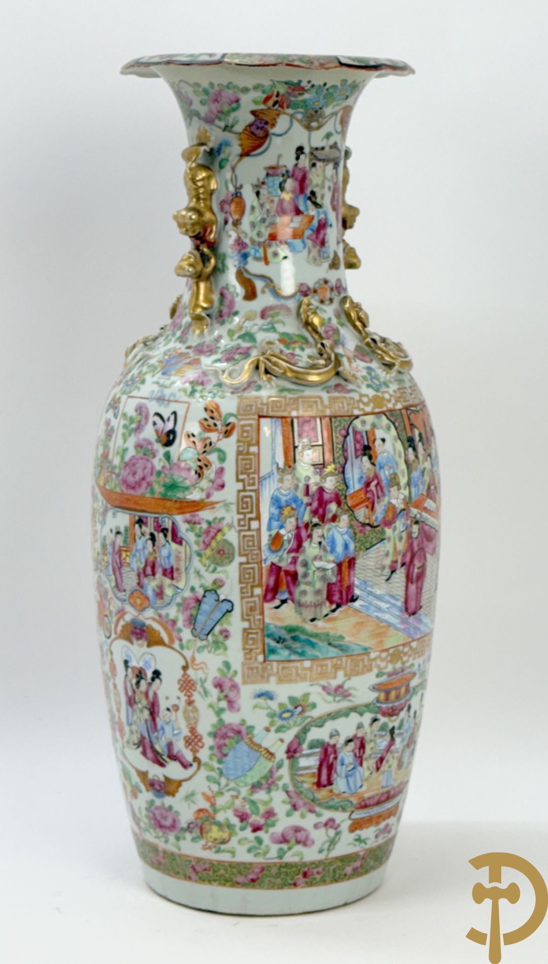 Chinese porseleinen Kanton vaas met geanimeerde hoftaferelen, natuurmotieven, fauna en floradecor