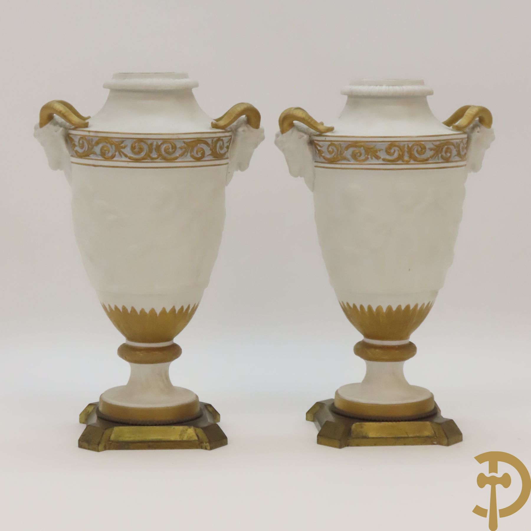 Paar porseleinen vazen met ramskoppen en basrelief van cupido