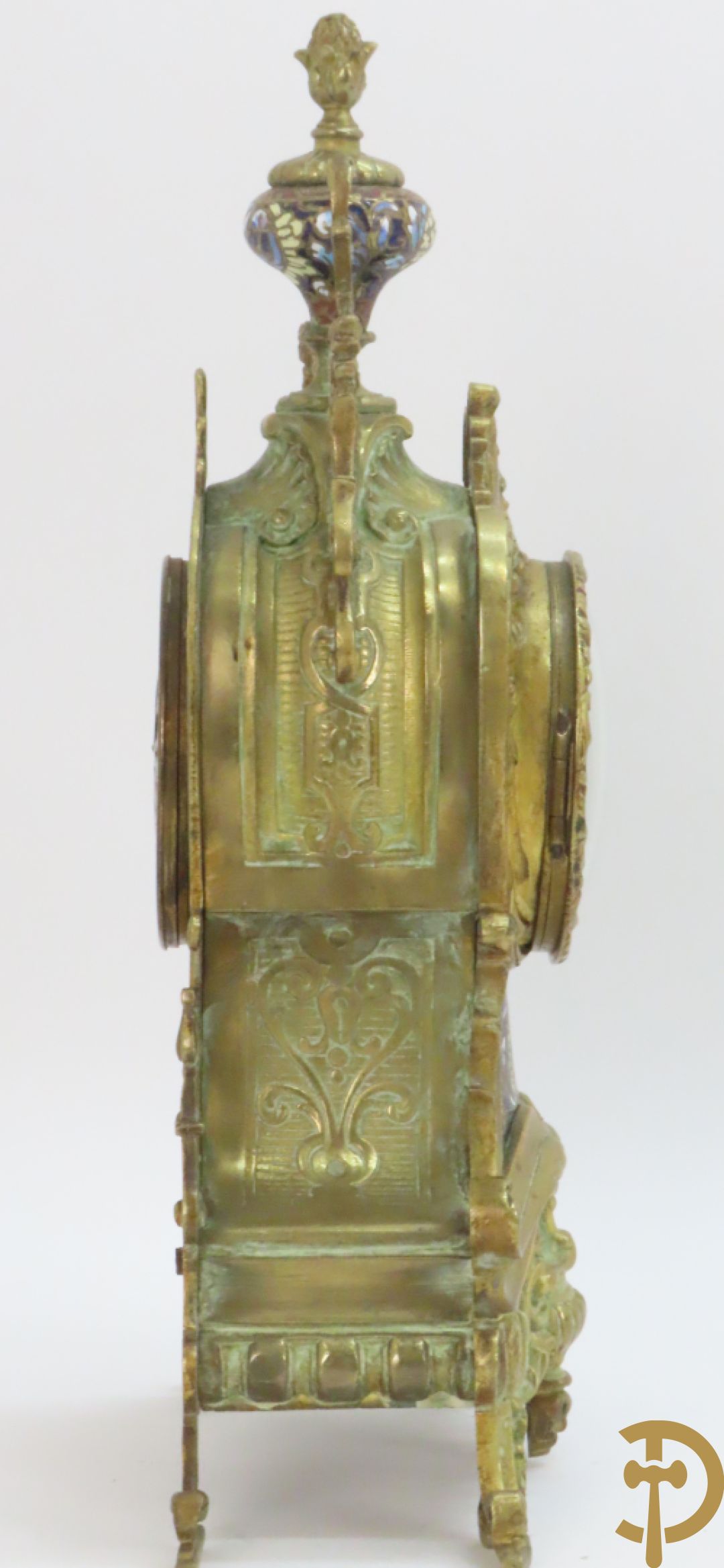 Bronzen pendule, Louis XV stijl, bezet met email, Champlève decor