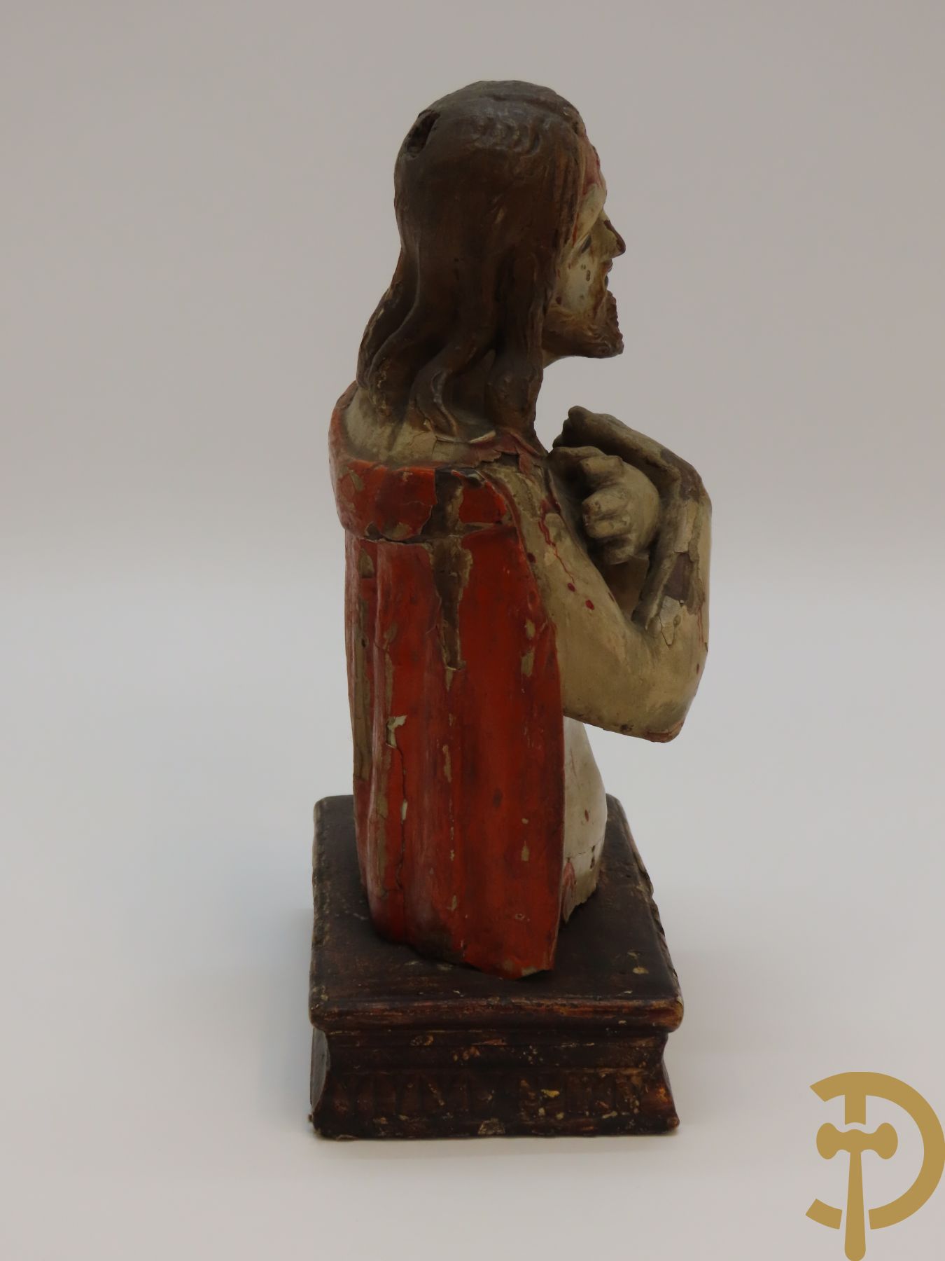 Gepolychromeerde houtsculptuur van buste van Christus met gekruiste armen dragende een rode mantel