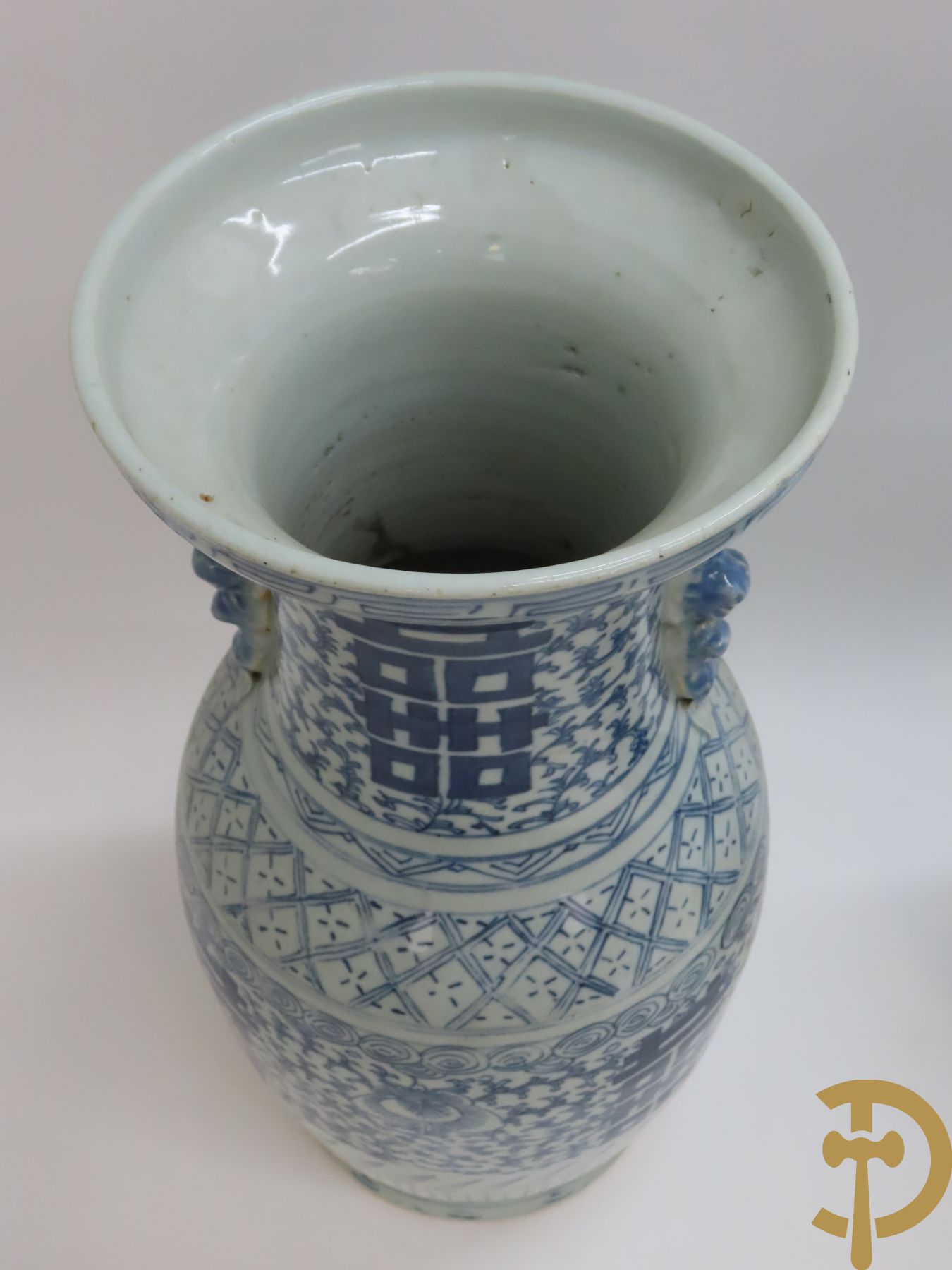 Twee Chinese porseleinen vazen met blauw/wit decor en Chinese tekens