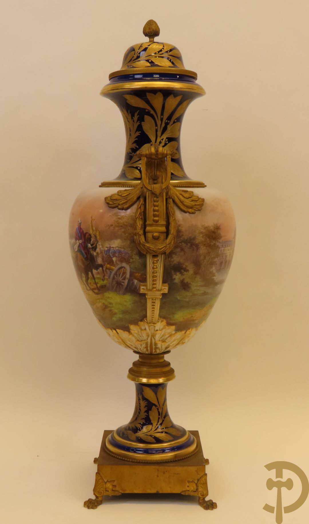 Grote porseleinen Sèvres vaas met dubbel decor van cavalerie, slagveldtaferelen en zicht op kasteel, DESPREZ H. getekend in het decor - bovenaan met verguld decor en zijdelings met bronzen oren en accanthusranken - deksel met Sèvres merkteken - op vierkante bronzen sokkel met klauwepoten