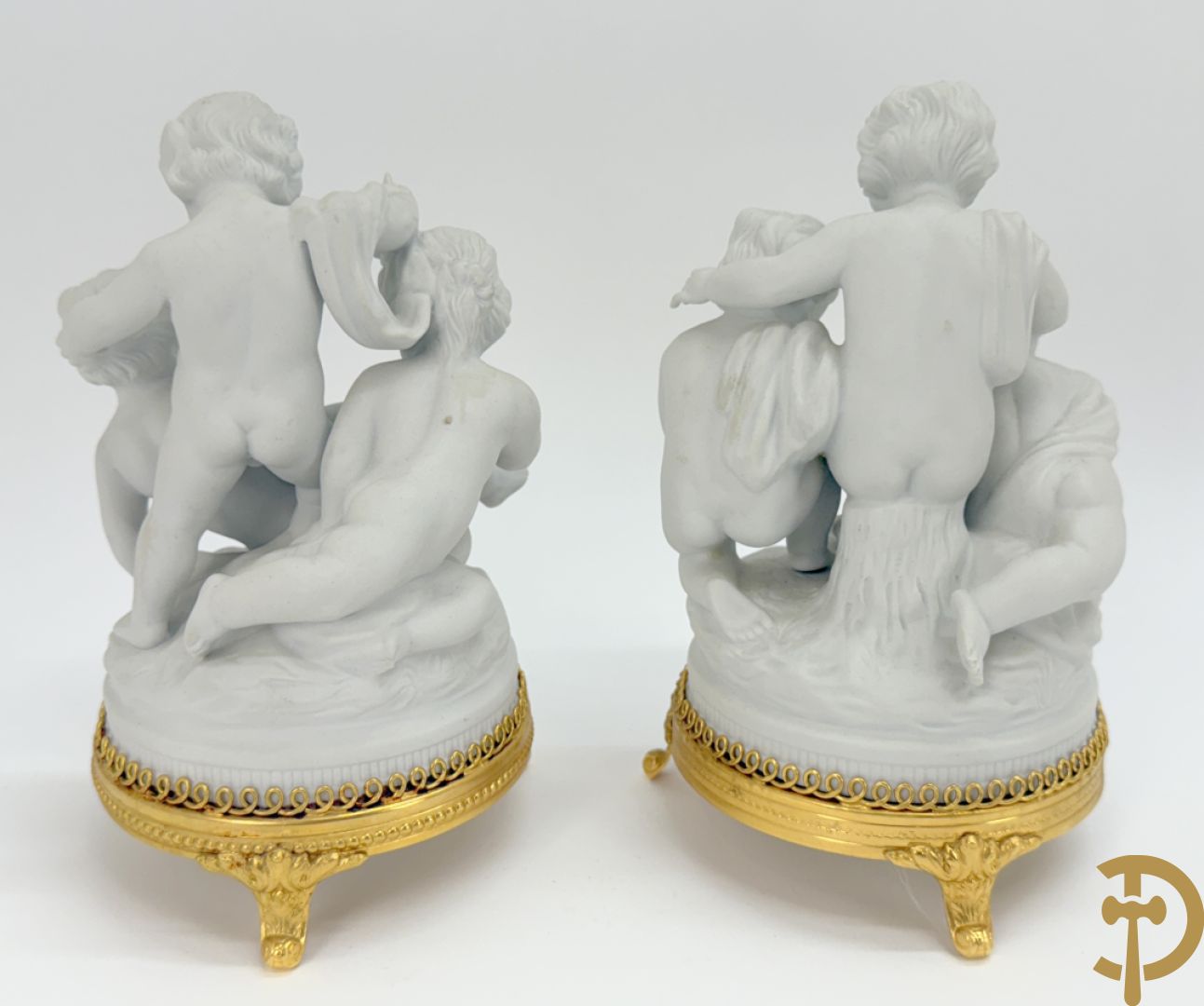 Zeven witte biscuits met voorstelligen van spelende kinderen en engelen op vergulde koperen sokkel, gemerkt Unterweisbach