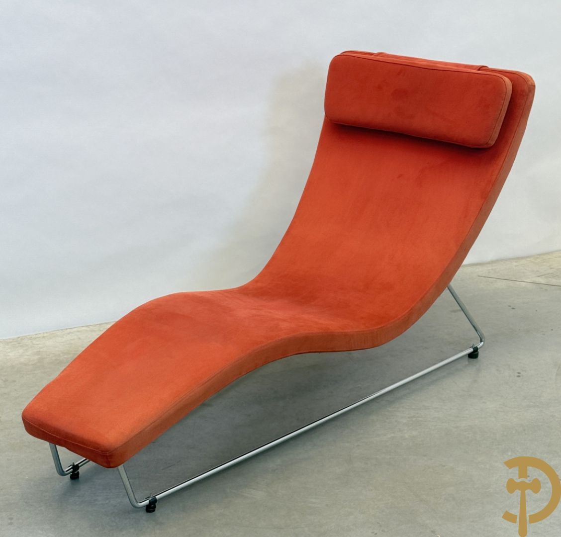 Design ligzetel in rode stof op chromé onderstel, Jongform