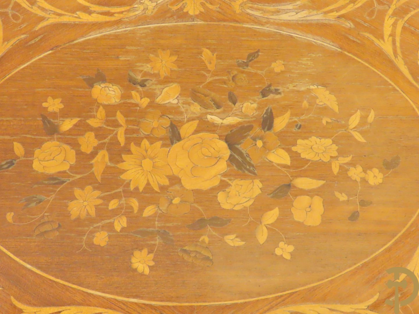 Gemarketteerde ovale notelaren tafel bezet met bronsbeslag van dameshoofden + stoel