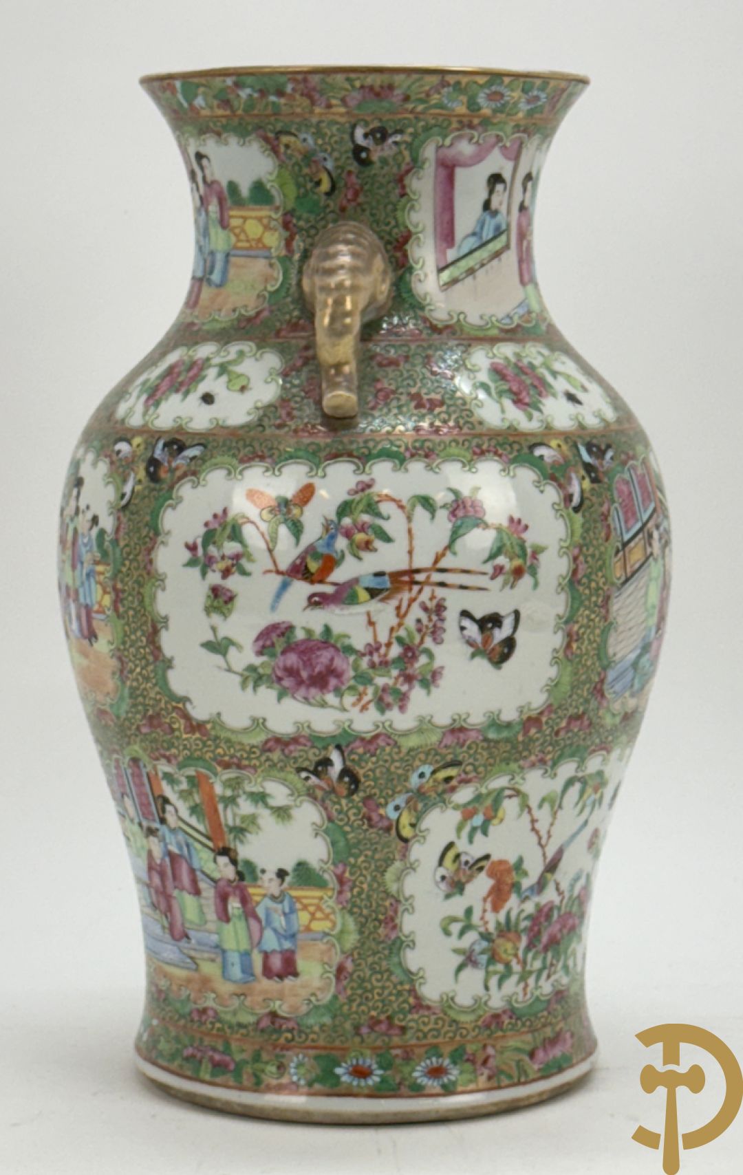 Chinese porseleinen Kantonvaas met geanimeerde taferelen, bloemen, vogel en vlinderdecor