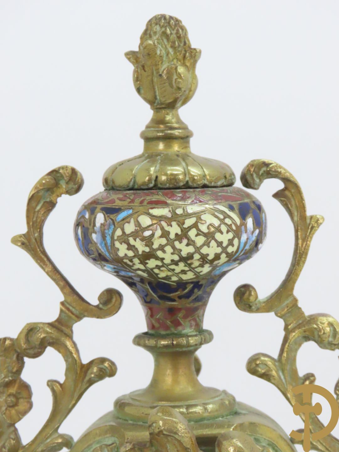 Bronzen pendule, Louis XV stijl, bezet met email, Champlève decor