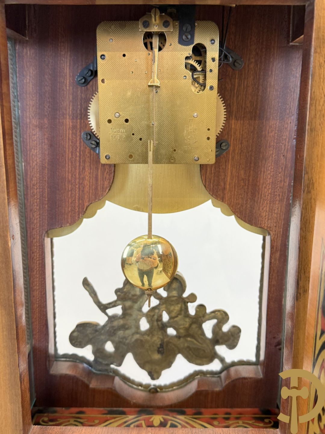 Italiaanse notelaren kartel met marqueterie en bronsbeslag, bovenaan bekroond met cupido - met bihhorende gemarqueteerde console met inleg van koper en schildpadimitatie, decor van amfoor en bronzen medusahoofd