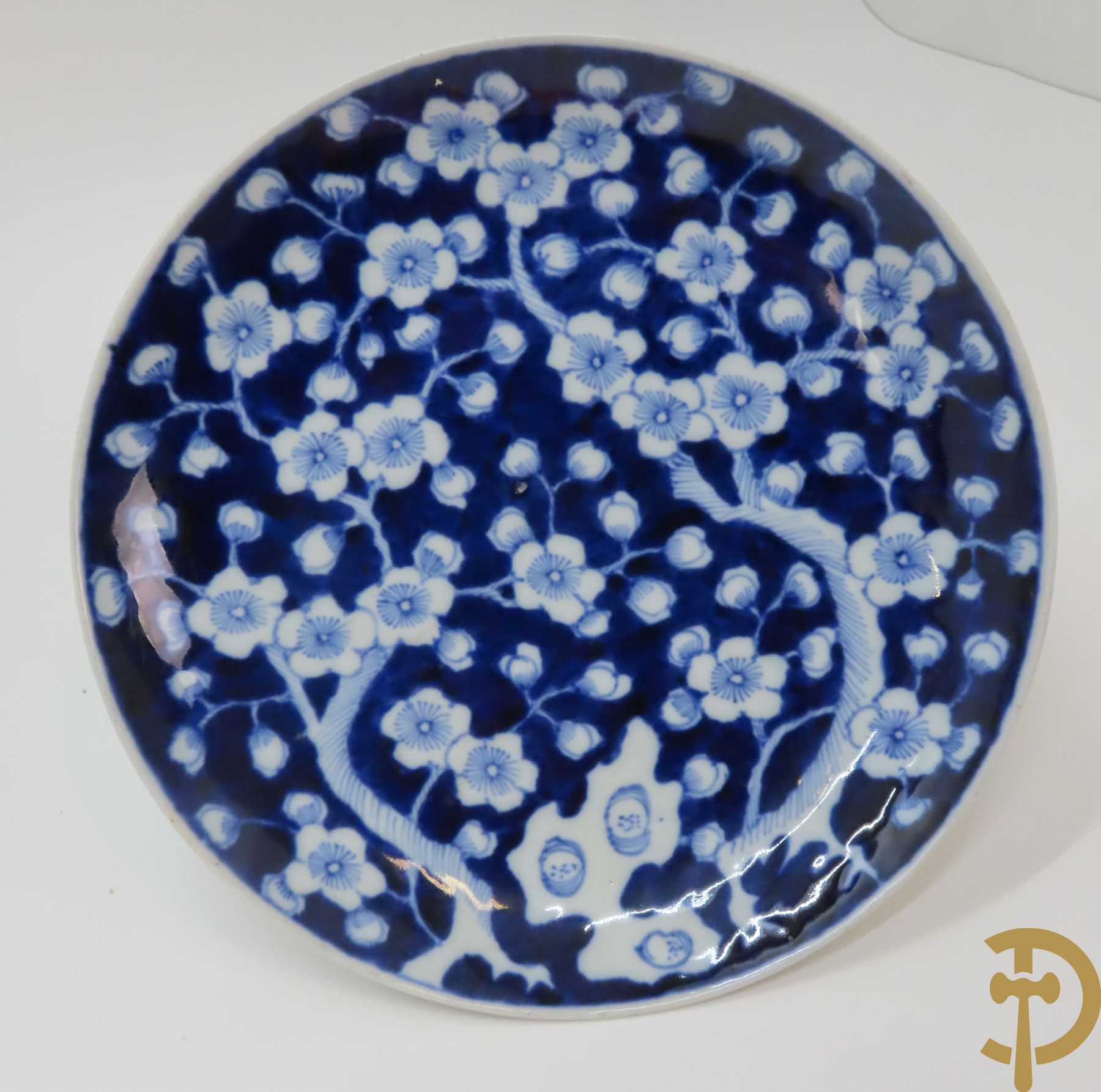 Acht Chinese porseleinen borden w.o. blauw/wit met bloemendecor, 2 blauw/witte borden, 2 Imari borden (1 met ster), 2 porseleinen borden met decor van bloemen in landschap en octagonaal bord