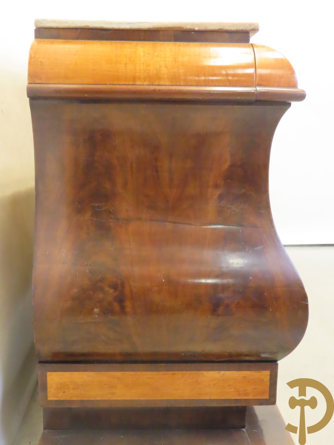 Antieke gegalbeerde commode van mahonie met 4 lades, 2 de kwart 19e