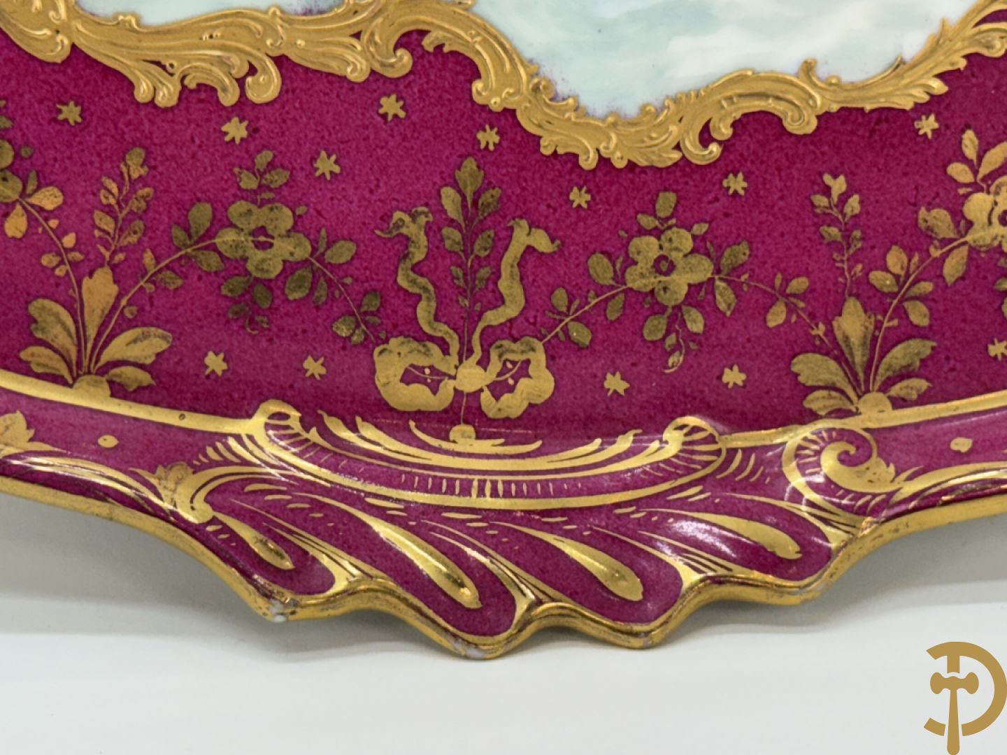 Porseleinen sierbord met decor van cupido