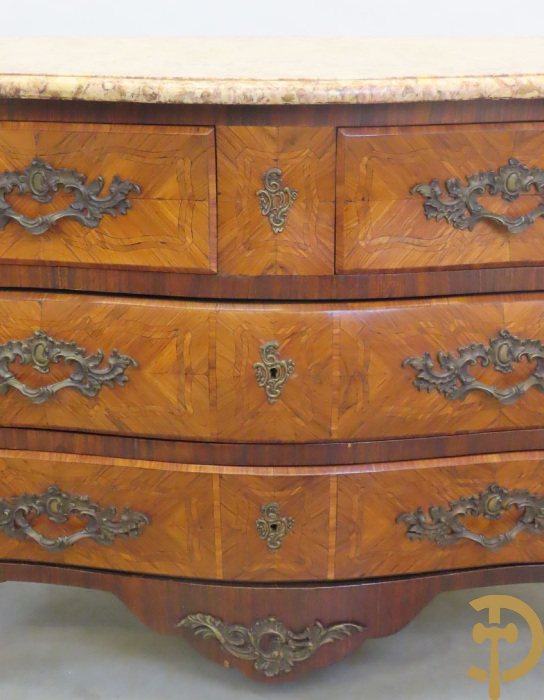 Gegalbeerde vierladencommode met bronsbeslag, marqueterie en marmeren blad