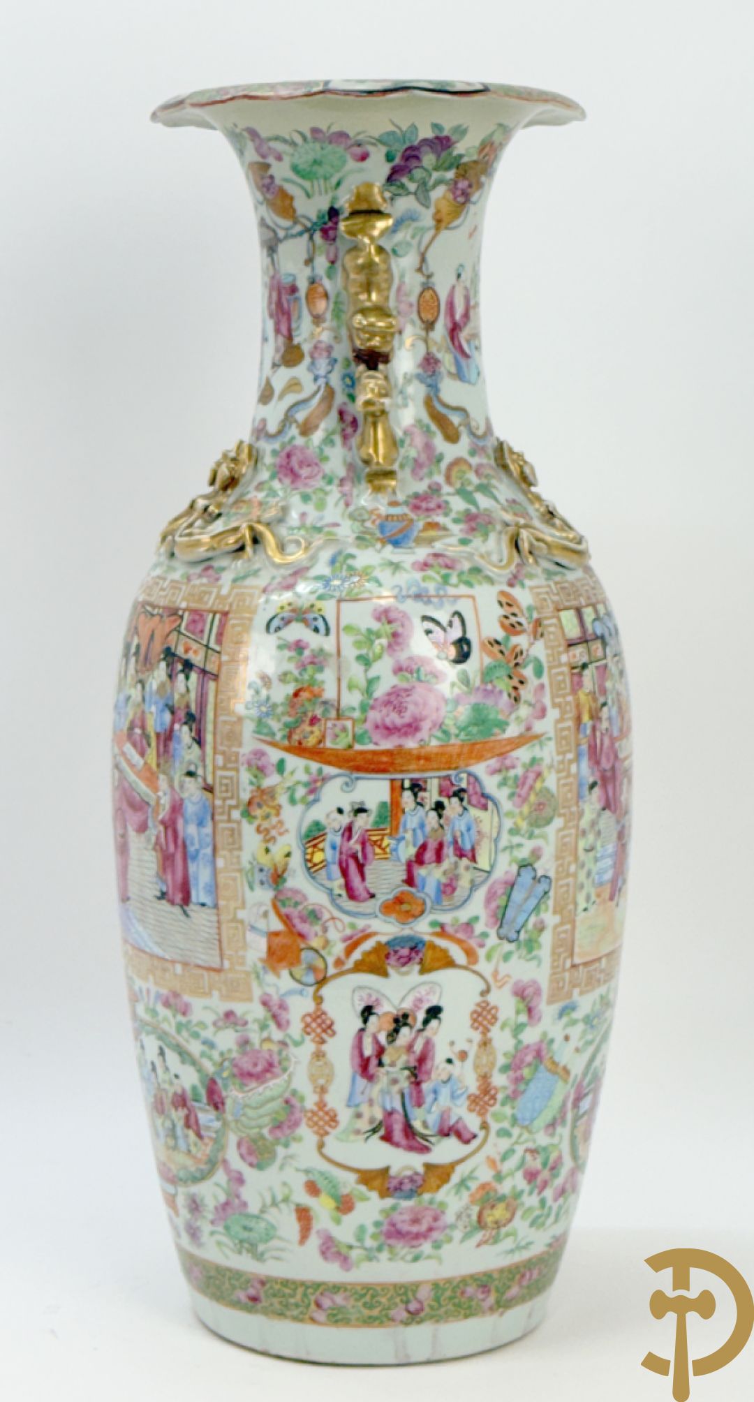 Chinese porseleinen Kanton vaas met geanimeerde hoftaferelen, natuurmotieven, fauna en floradecor