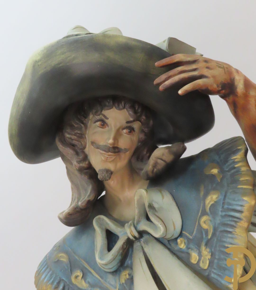 Twee Italiaanse beelden in meerkleurige faience, Cirano de Bergerac