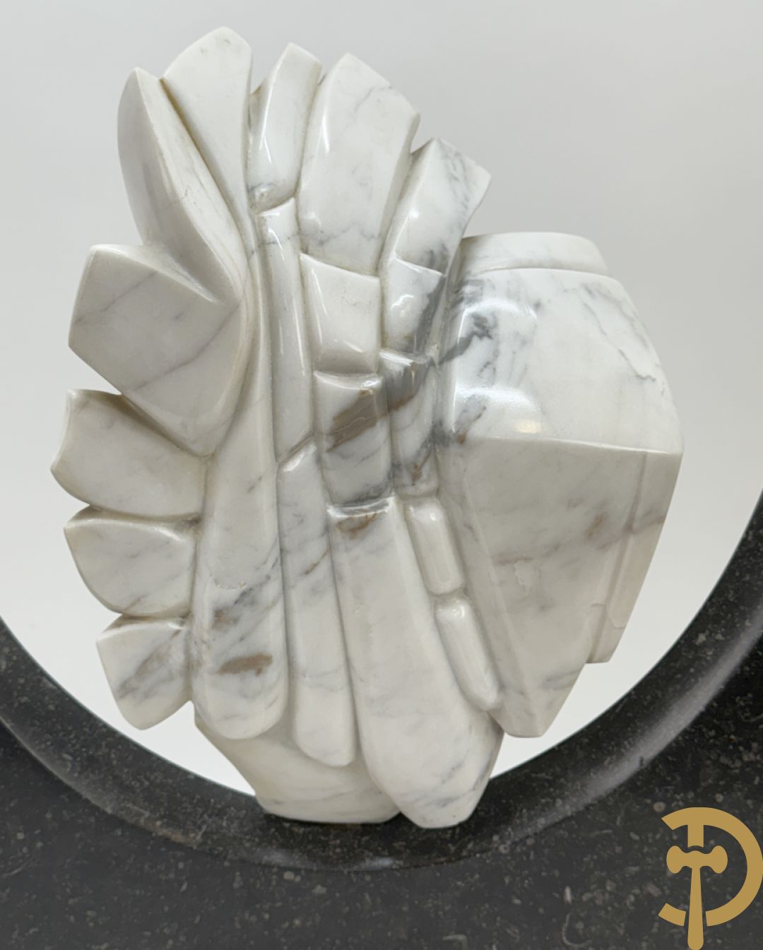 Ongetekend wit marmeren beeld op granieten onderstel