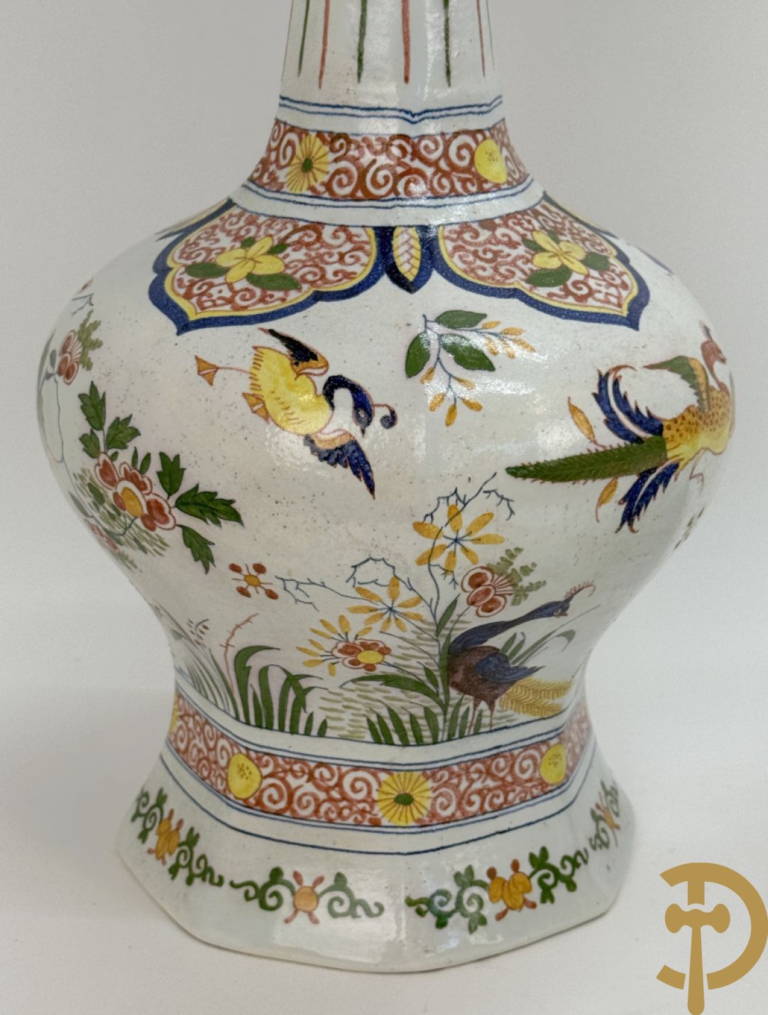 Driestel in polychrome faience met decor van vogels en bloemen bestaande uit dekselpotiche geflankeerd door 2 knobbelvazen, Boch 104/5