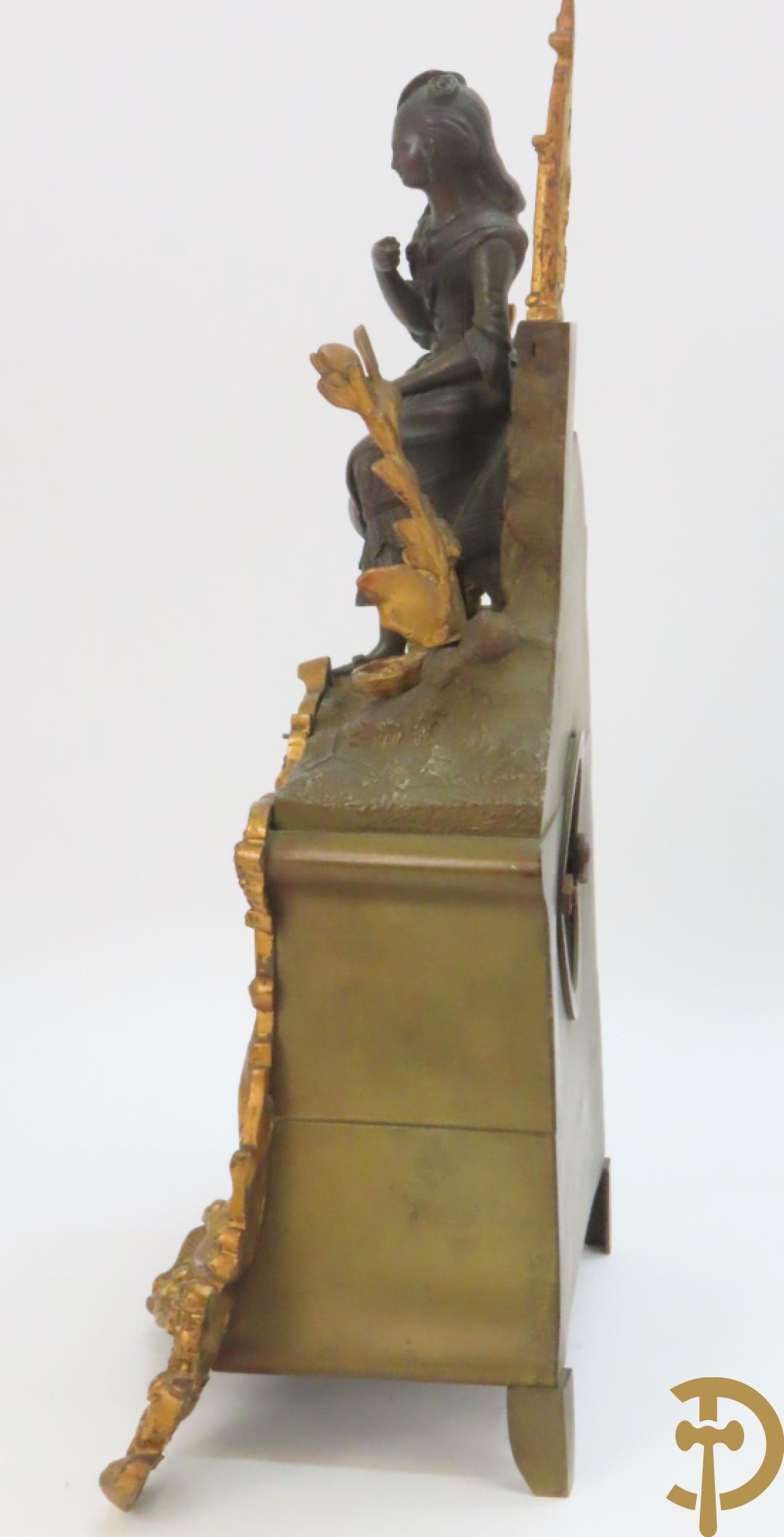 Bronzen pendule bezet met elegante dame en onderaan met basrelief en rocailles