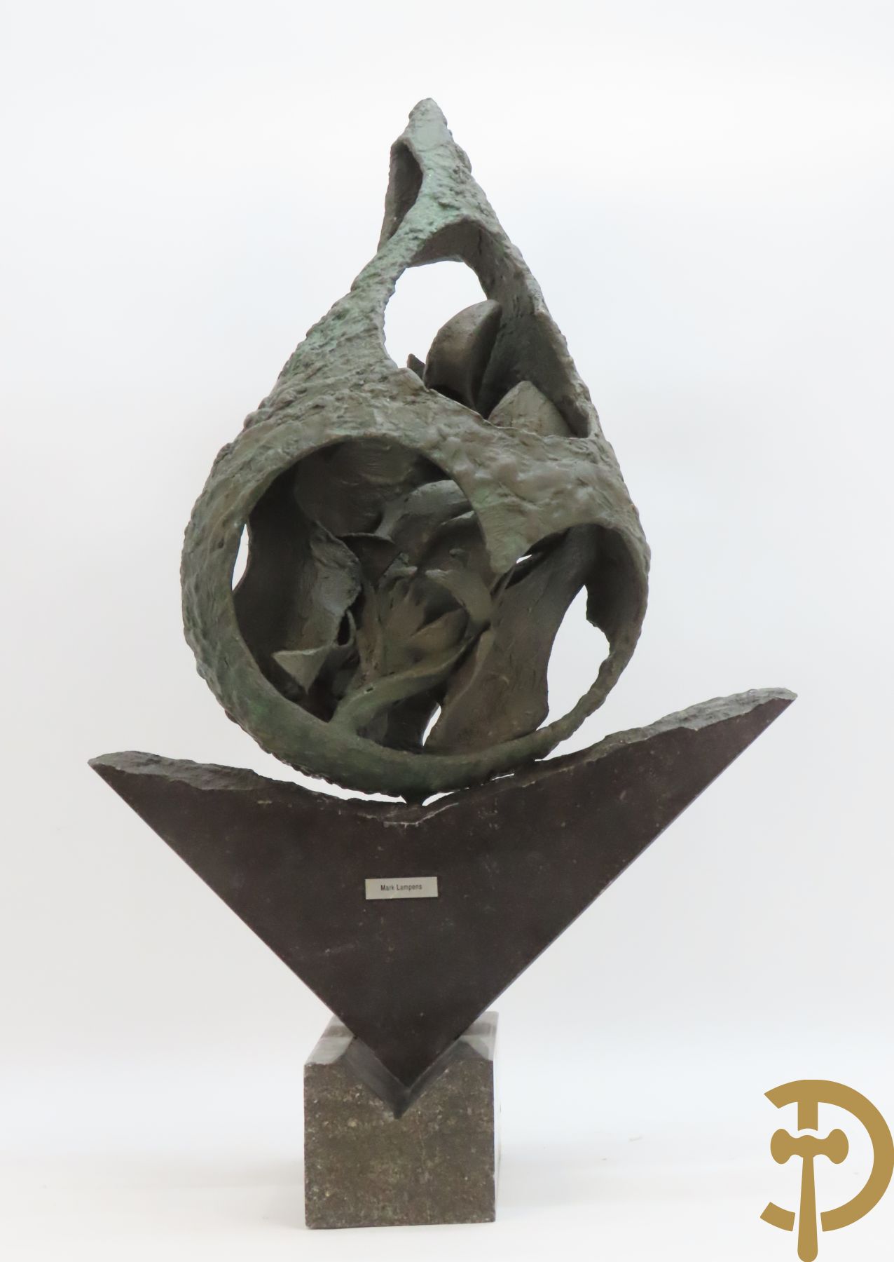 LAMPENS Mark getekend op arduinene sokkel - Kegelvormige bronssculptuur met grillig rolwerk